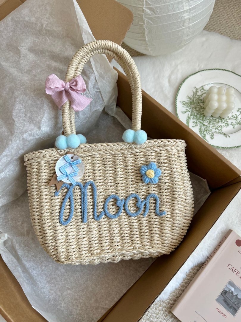 𝐊𝐫.𝐈𝐀𝐌 x 𝐓𝐡𝐚𝐢𝐥𝐚𝐧𝐝 𝐇𝐚𝐧𝐝𝐦𝐚𝐝𝐞 泰國風繡字草編織袋