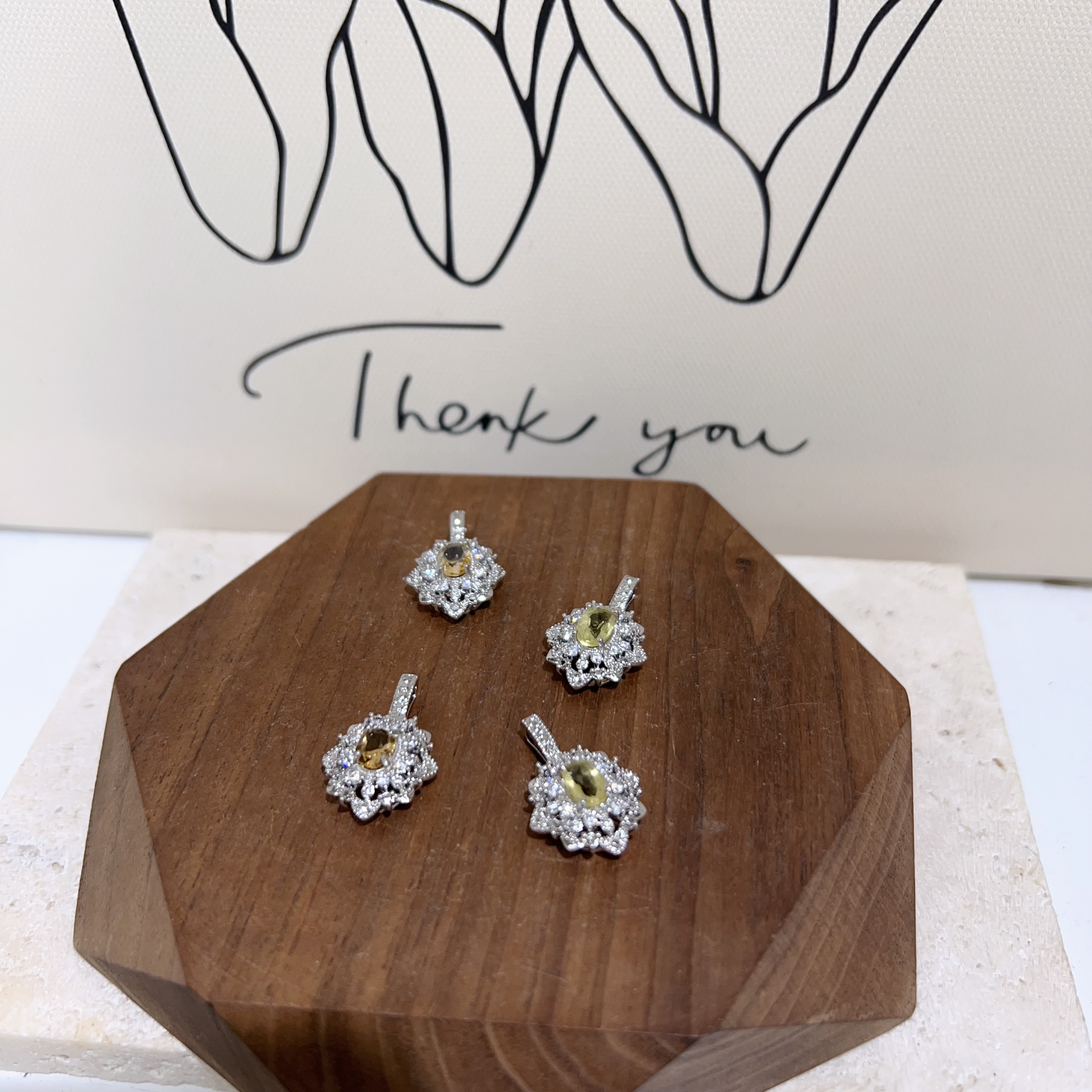 黃水晶鑲鑽花托吊墜