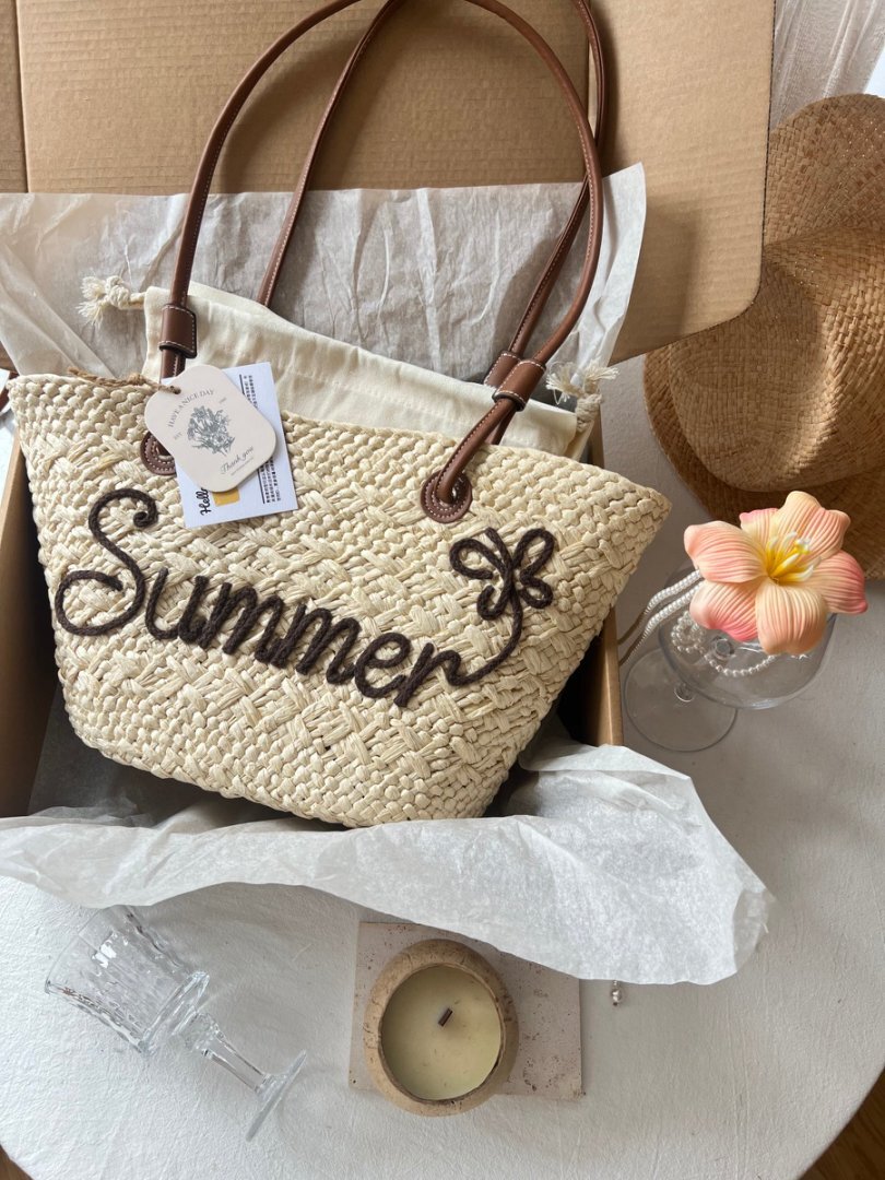 𝐊𝐫.𝐈𝐀𝐌 x 𝐓𝐡𝐚𝐢𝐥𝐚𝐧𝐝 𝐇𝐚𝐧𝐝𝐦𝐚𝐝𝐞 馥芮白繡字草編織袋 (小號)