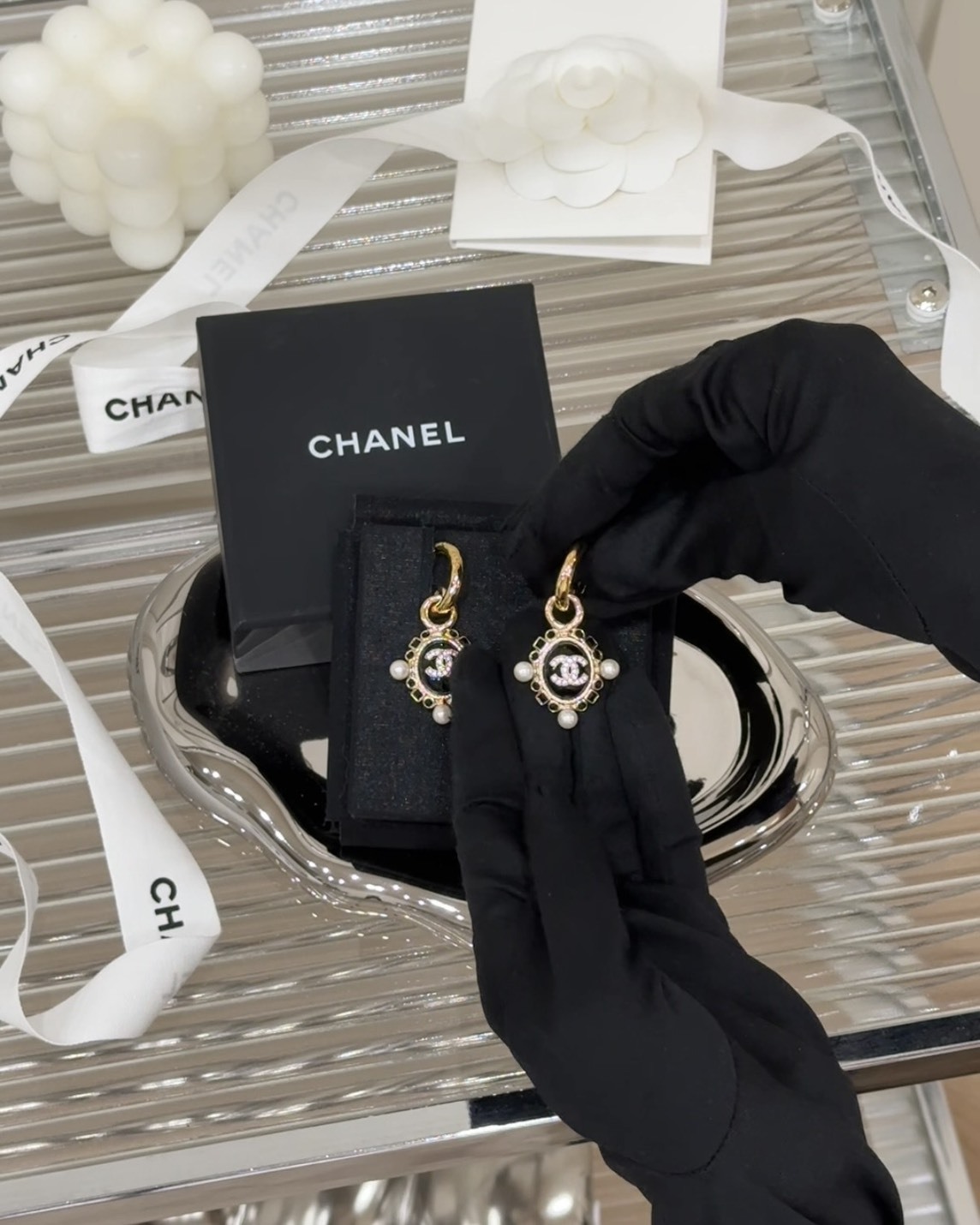 CHANEL｜復古珍珠琺瑯耳釘