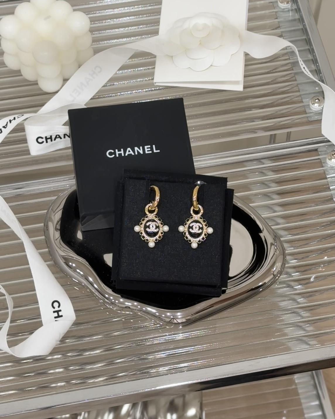 CHANEL｜復古珍珠琺瑯耳釘