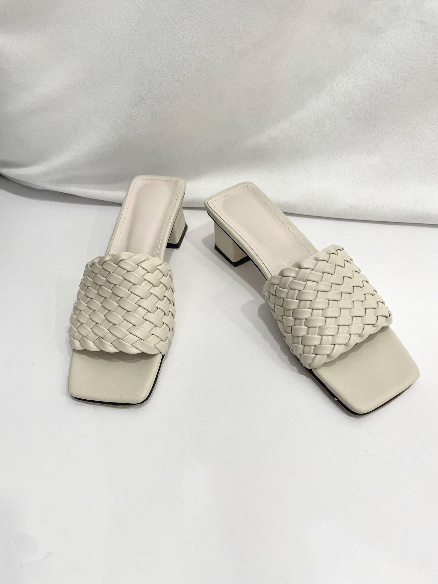 細緻編織感低跟拖鞋