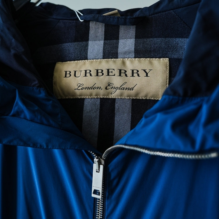Burberry 深藍色風衣外套