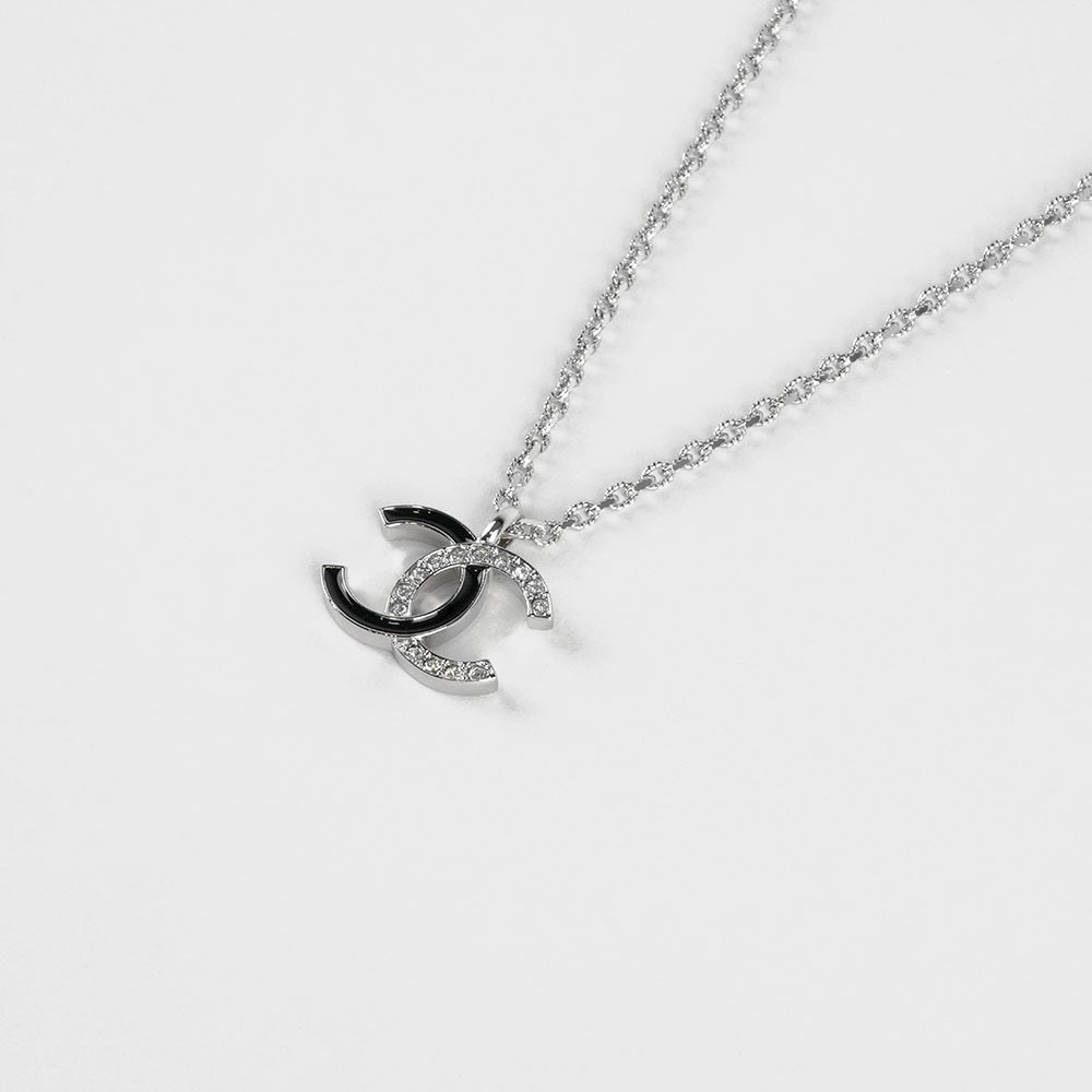 【CHANEL】水鑽及琺瑯造型雙色 CC Logo 項鍊(黑色/銀色)