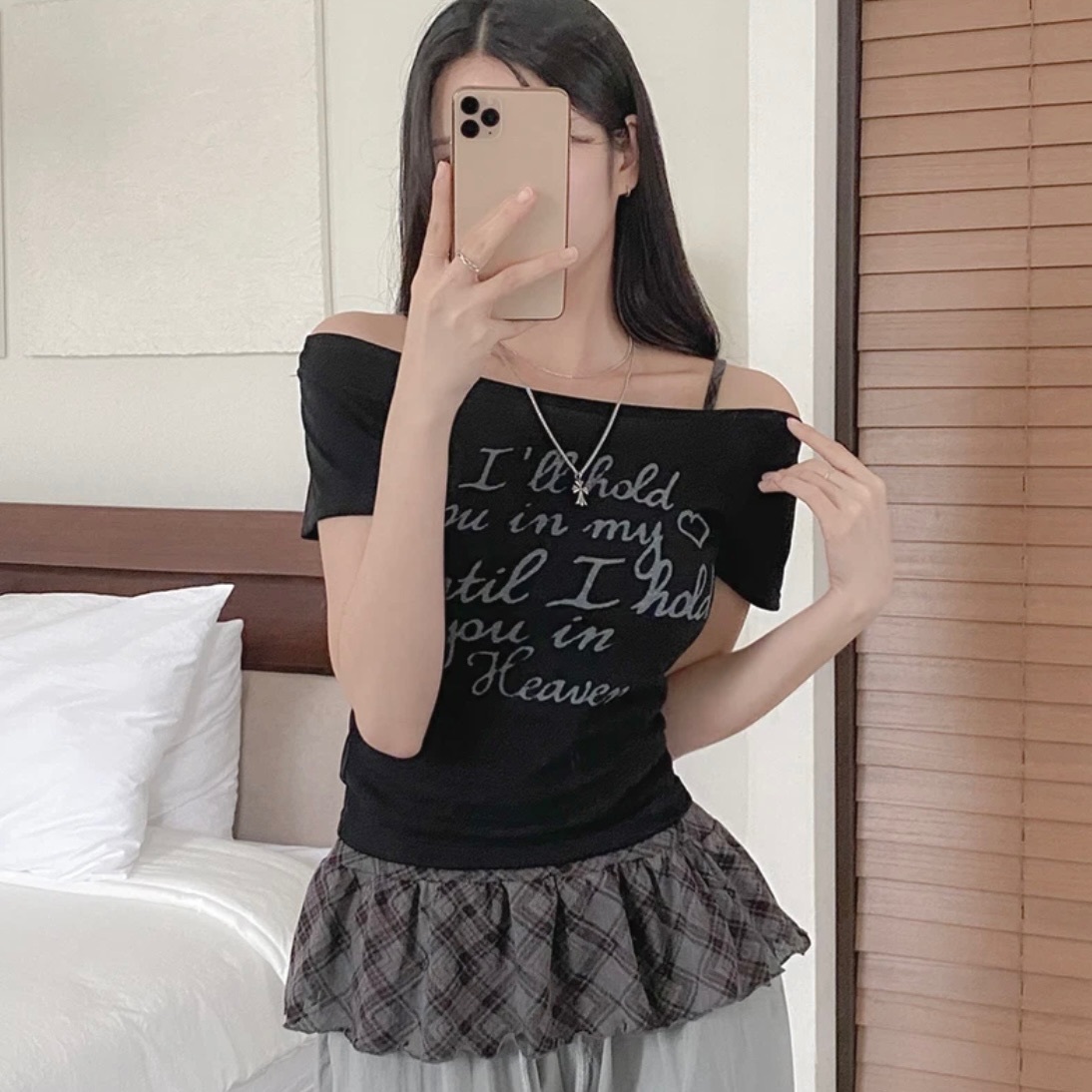 【優惠預訂】韓國字母印花露肩短袖TEE（3色）