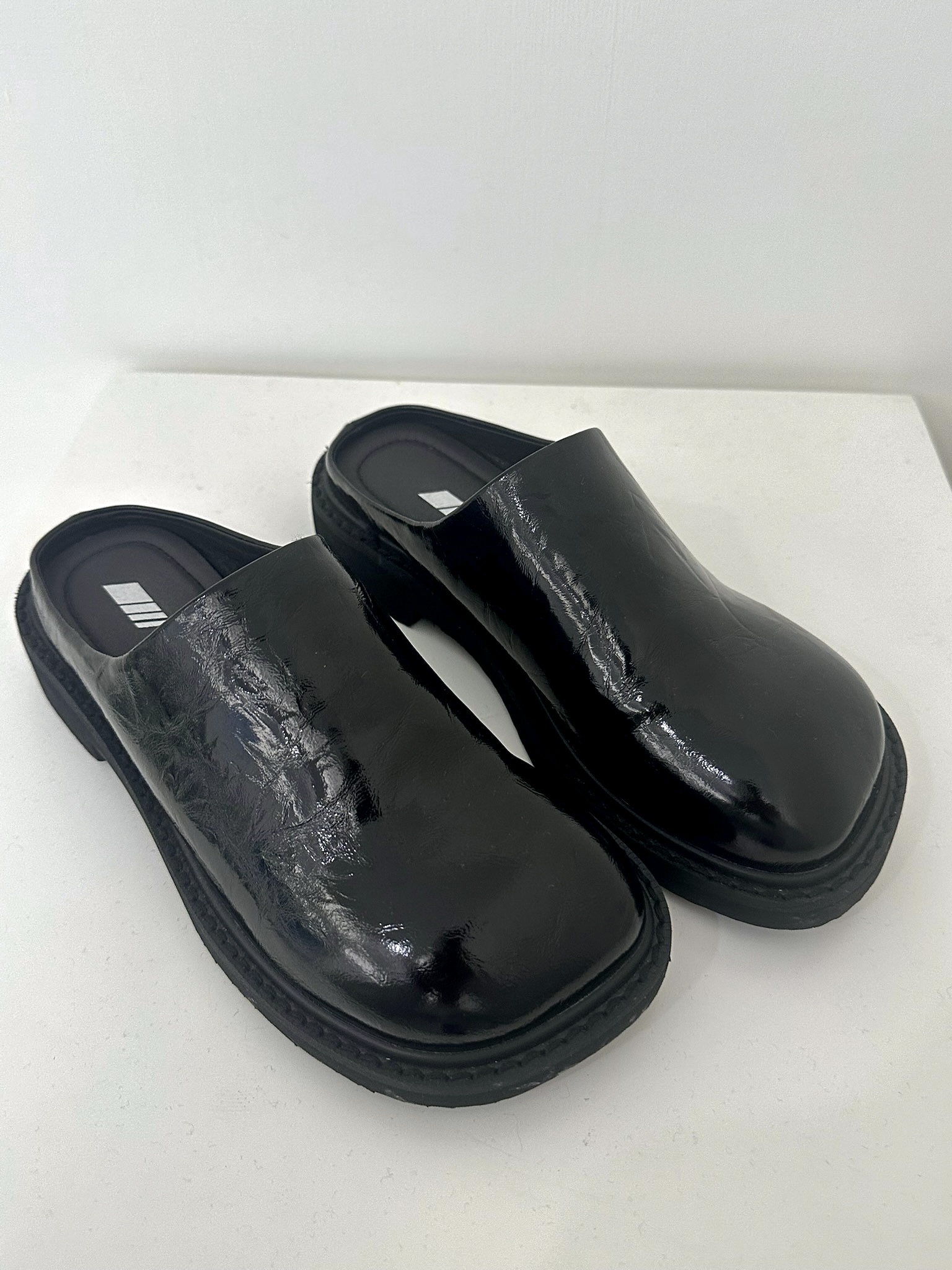 歐膩都穿時髦軟皮拖鞋