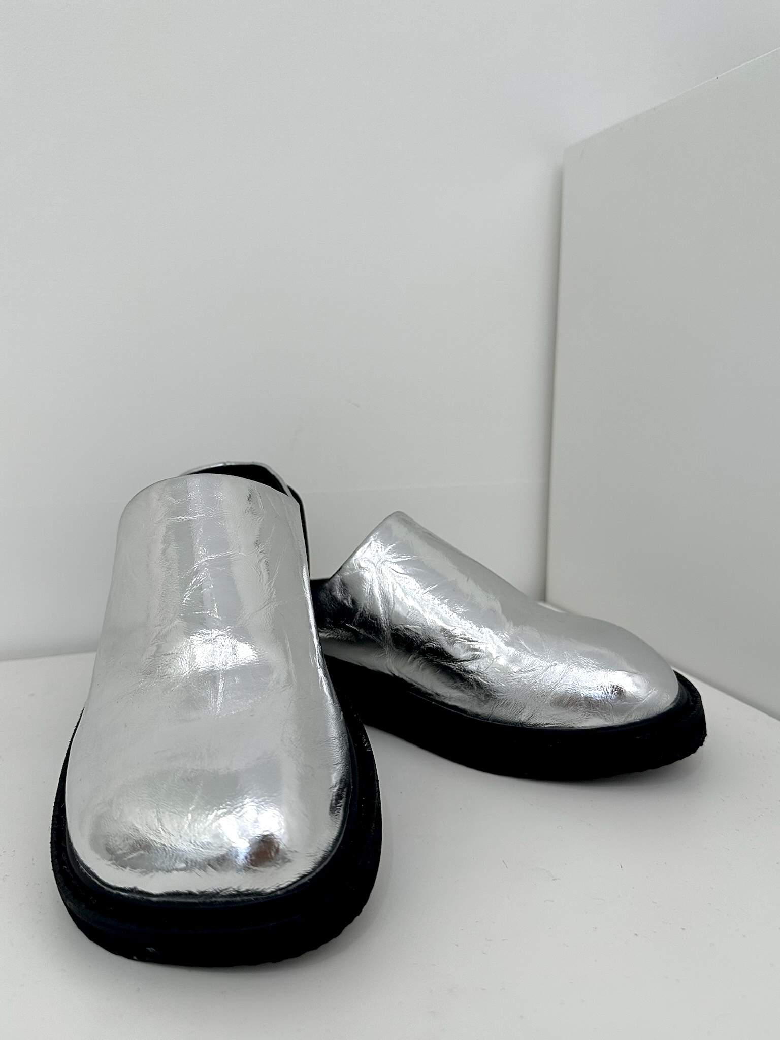 歐膩都穿時髦軟皮拖鞋