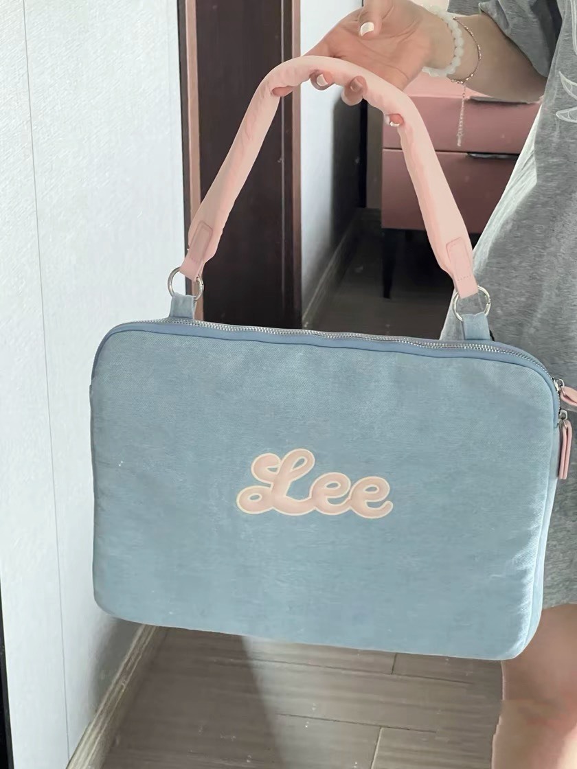 LEE 百搭刺繡logo 牛仔粉 電腦手提包 13吋 15吋 2.3L 可裝