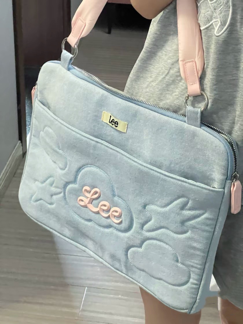 LEE 百搭刺繡logo 牛仔粉 電腦手提包 13吋 15吋 2.3L 可裝