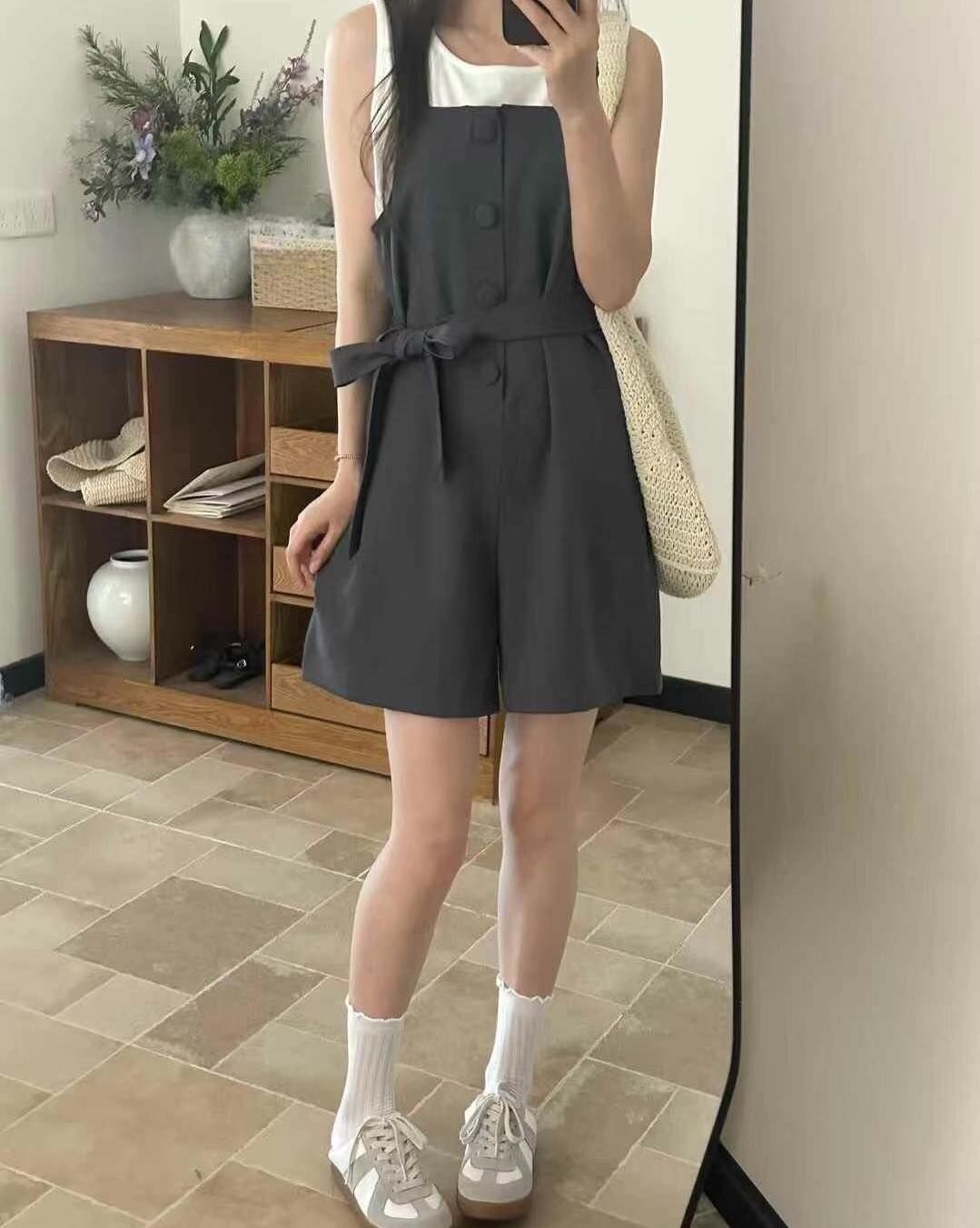 【簡約俐落的前排釦綁腰連身吊帶褲套裝組】（現貨）