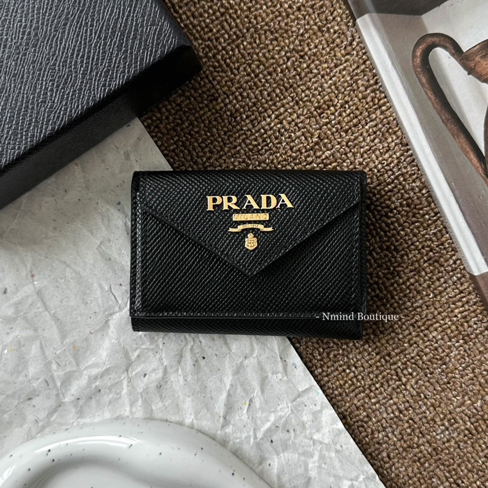 PRADA Saffiano Envelope Tri-Fold Half Wallet / BLACK