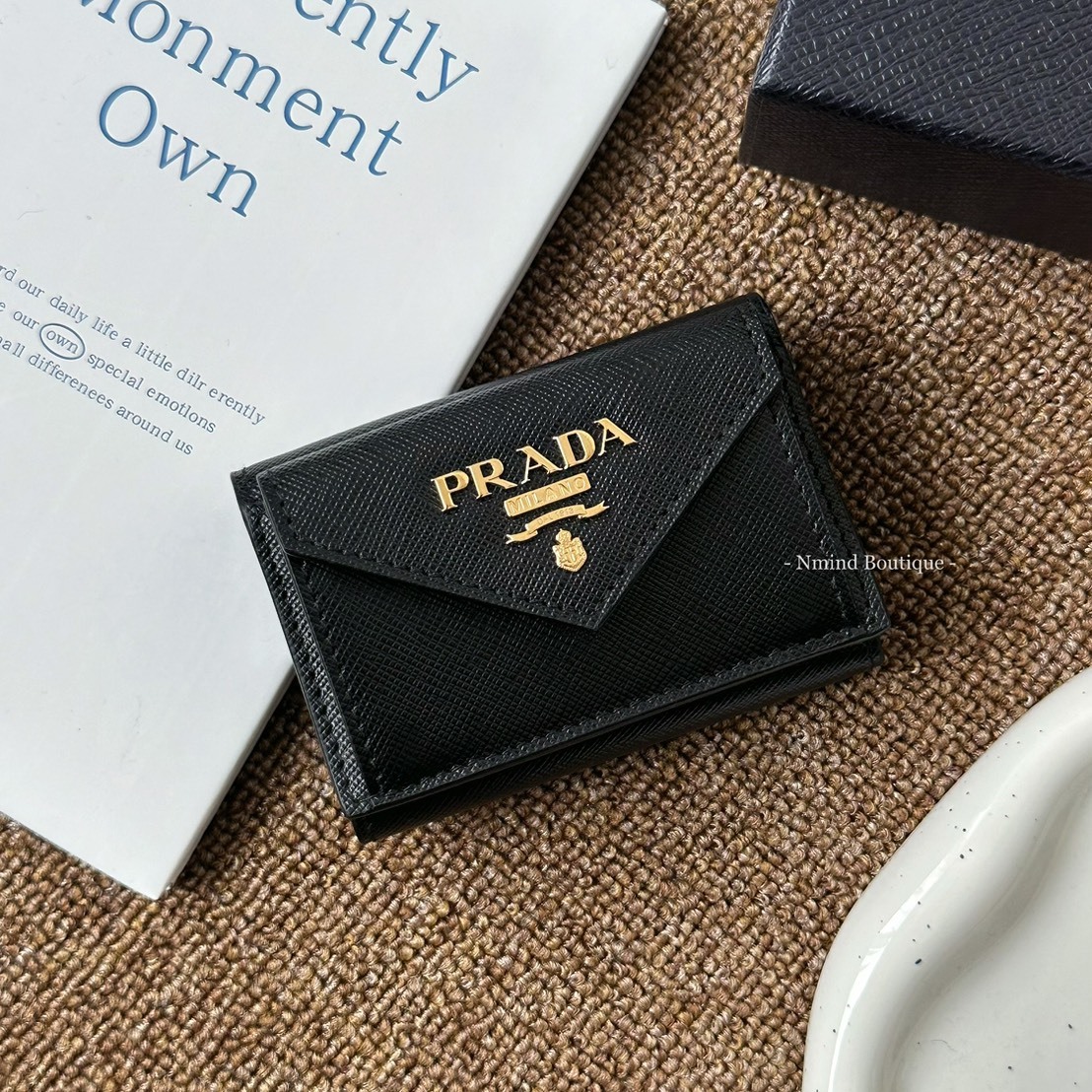 PRADA Saffiano Envelope Tri-Fold Half Wallet / BLACK