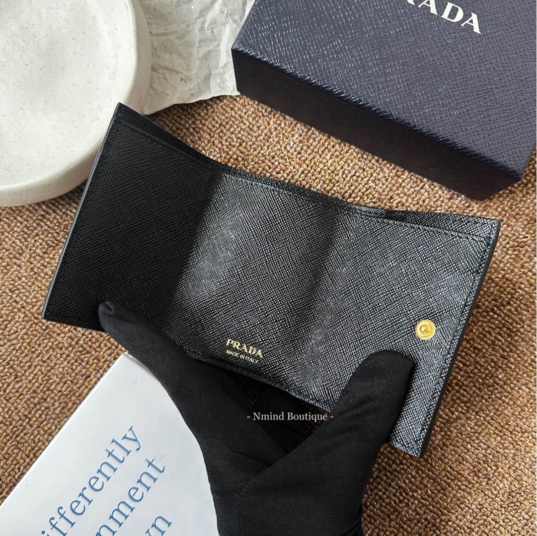 PRADA Saffiano Envelope Tri-Fold Half Wallet / BLACK