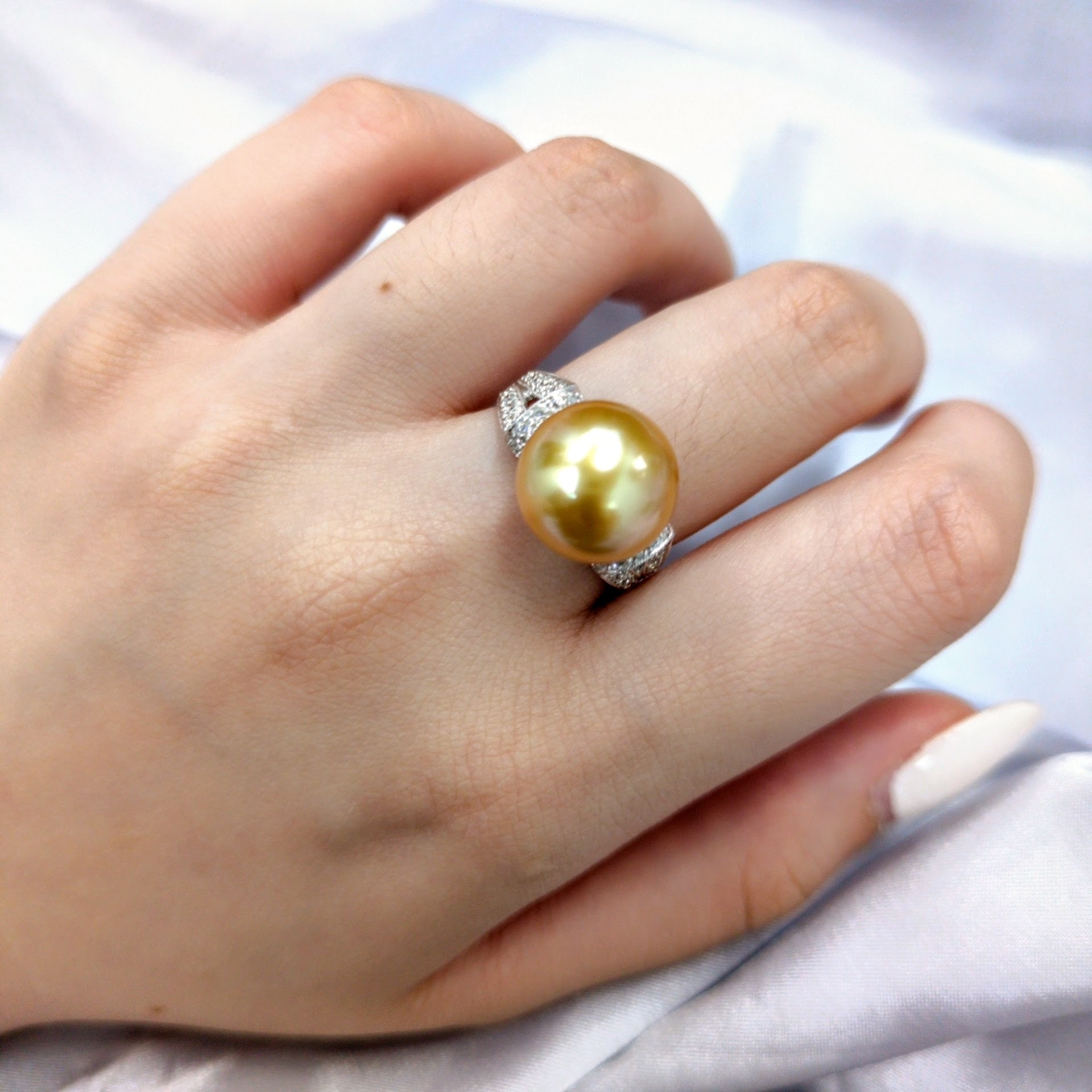 18K White Gold 0.25ct Diamond and Pearl Ring