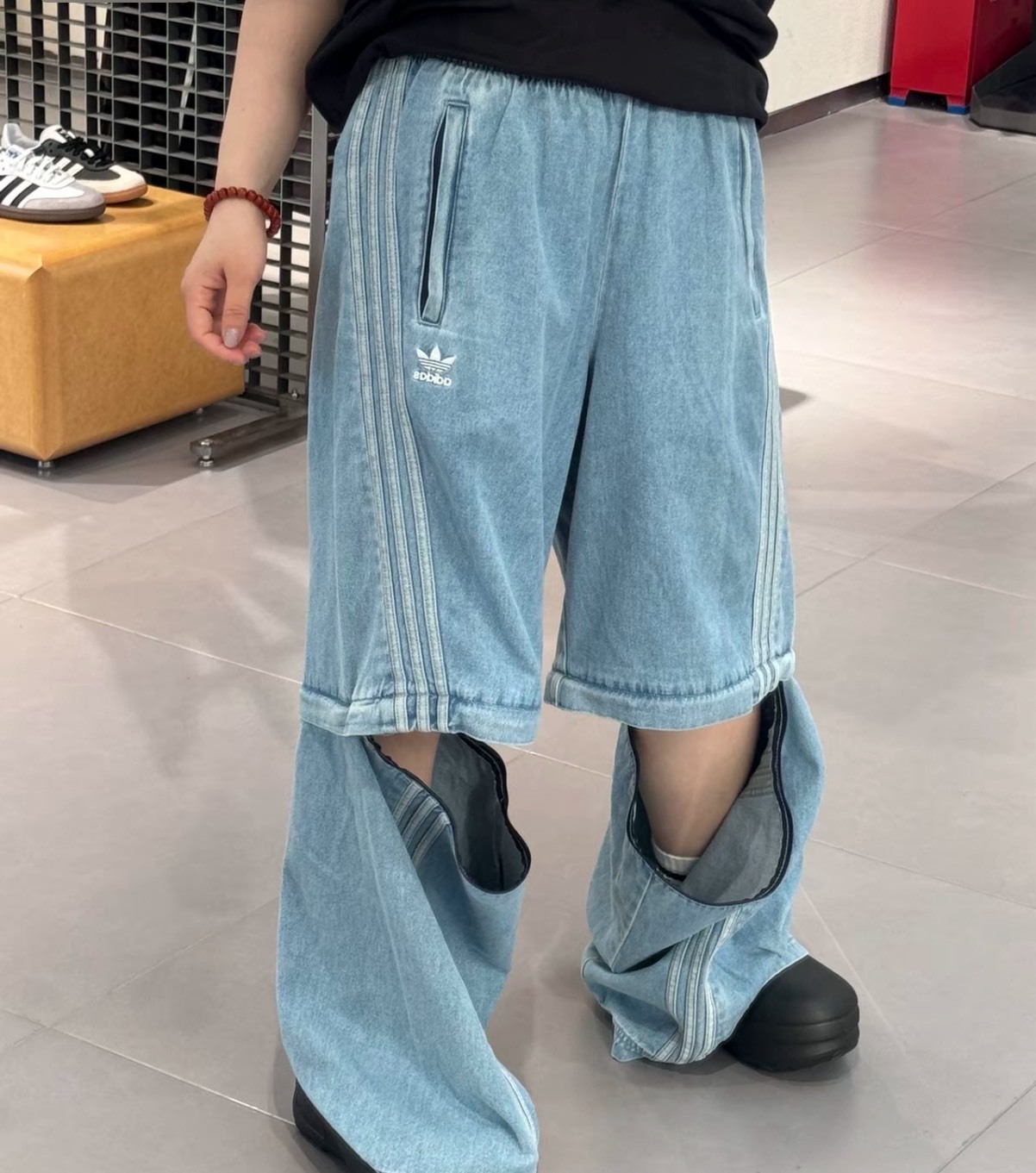 adidas 可拆式 牛仔運動褲 淺藍色 男女同款 寬鬆側條牛仔褲 三葉草褲 復古工裝 街頭風 百搭褲  新款