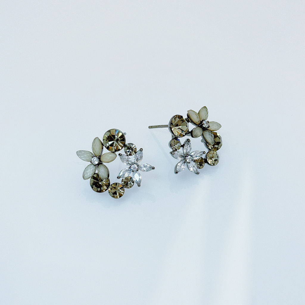 黑色花圈拼鑽造型耳環