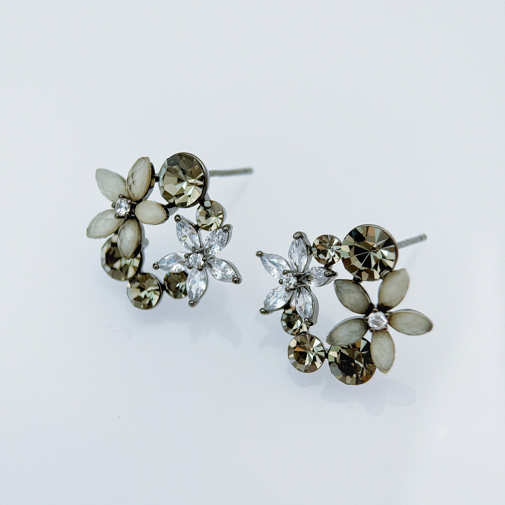 黑色花圈拼鑽造型耳環