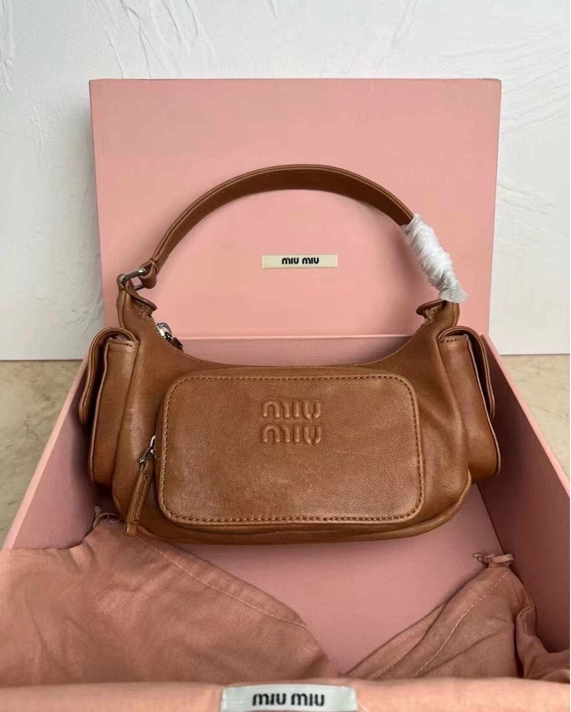 MIU MIU  Pocket 壓紋皮革包 女款 棕色 單肩手提包 立體徽標 拉鍊開口 設計師包 歐美精品 質感小包 張員瑛同款