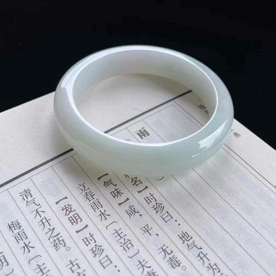 529959 58.5mm細糯飄綠翡翠手鐲 (58-60)