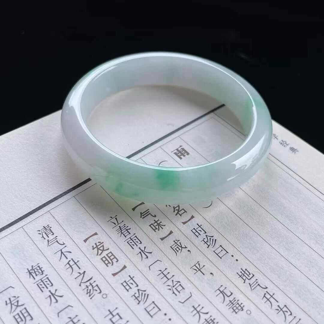 529960 56.6mm細糯飄綠翡翠手鐲 (56-58)