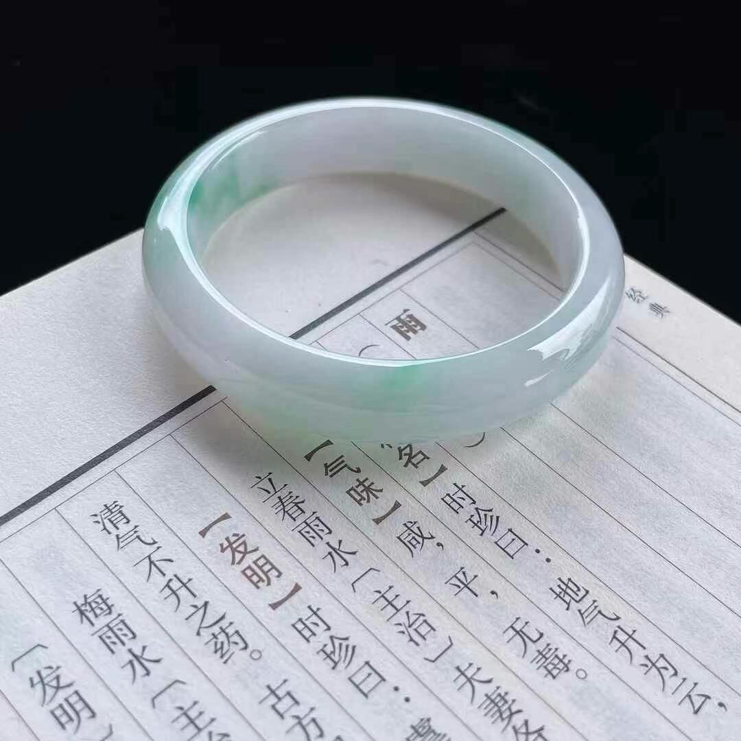 529960 56.6mm細糯飄綠翡翠手鐲 (56-58)