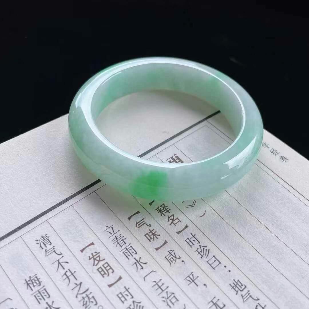 529961 52.9mm細糯飄綠翡翠手鐲 (52-54)