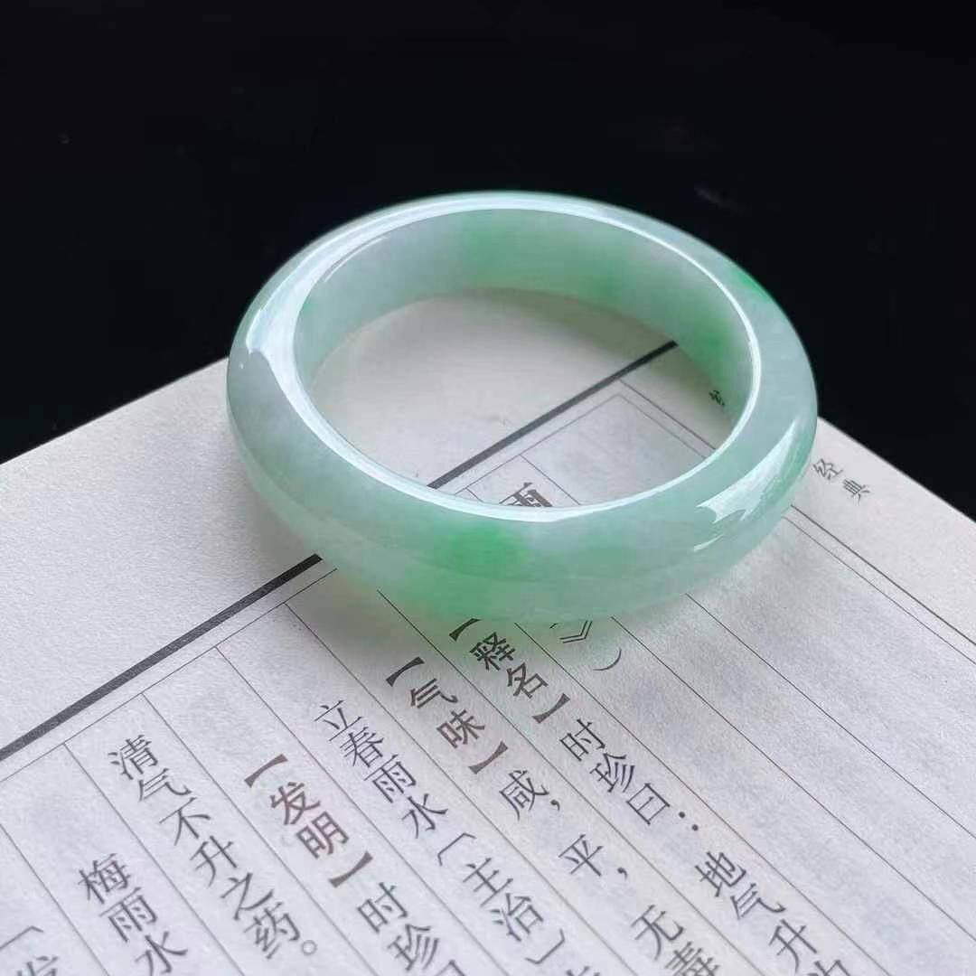 529961 52.9mm細糯飄綠翡翠手鐲 (52-54)