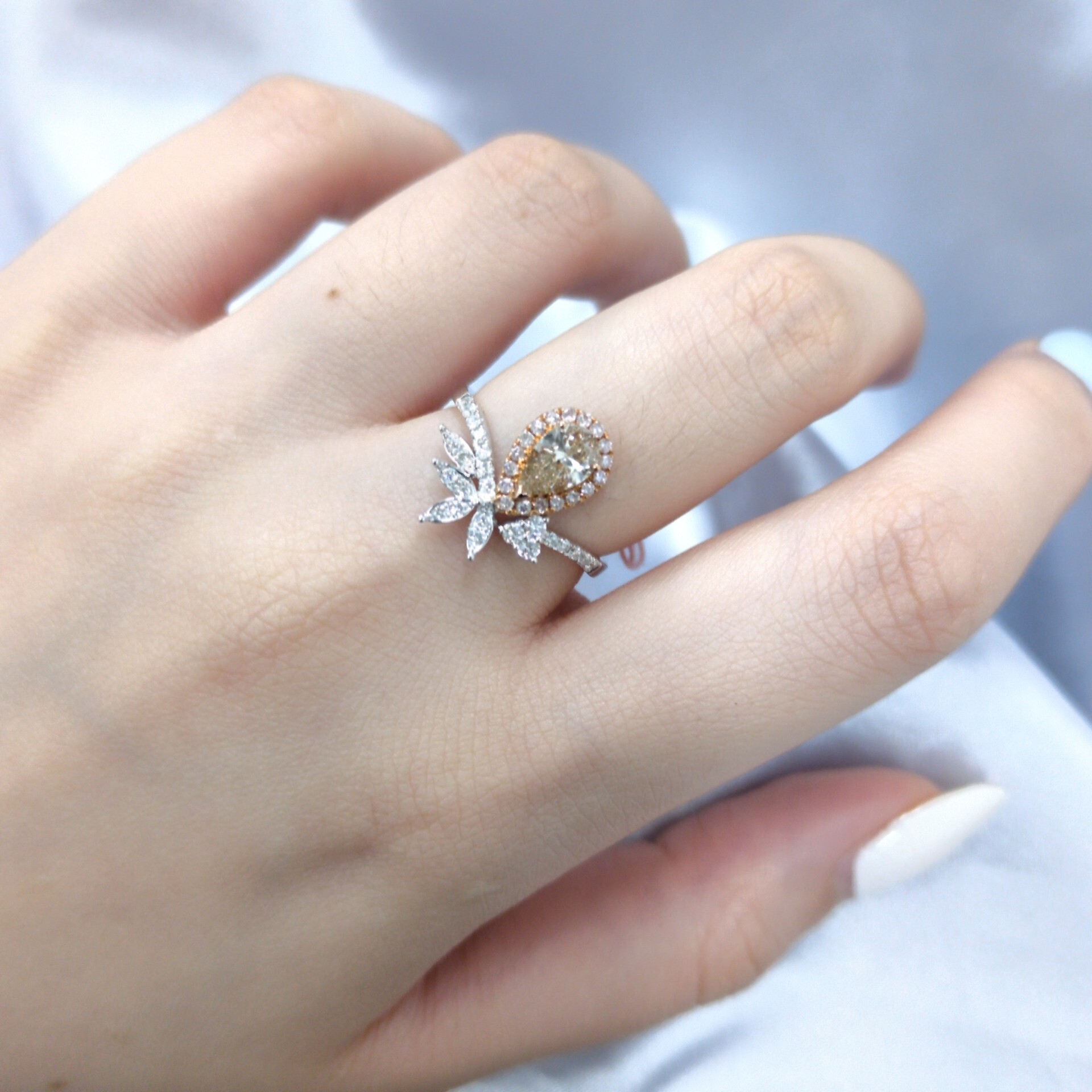 全新18K金【單粒53份梨形香檳鑽】配小鑽共82份戒指