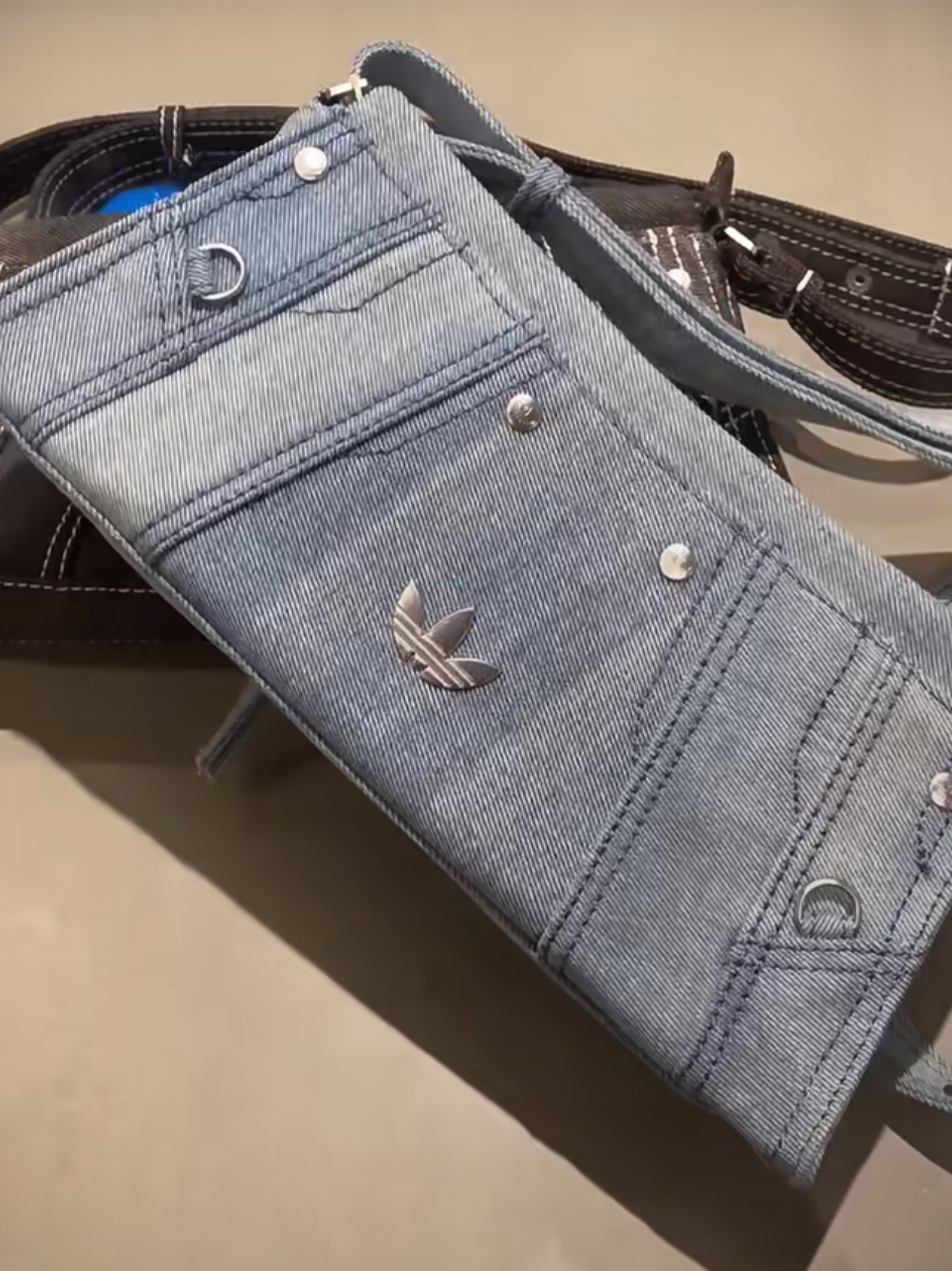 Adidas Originals 牛仔迷你單肩包 丹寧 梯形包 斜跨包 肩背包 外縫線 黑色 淺藍色/預購