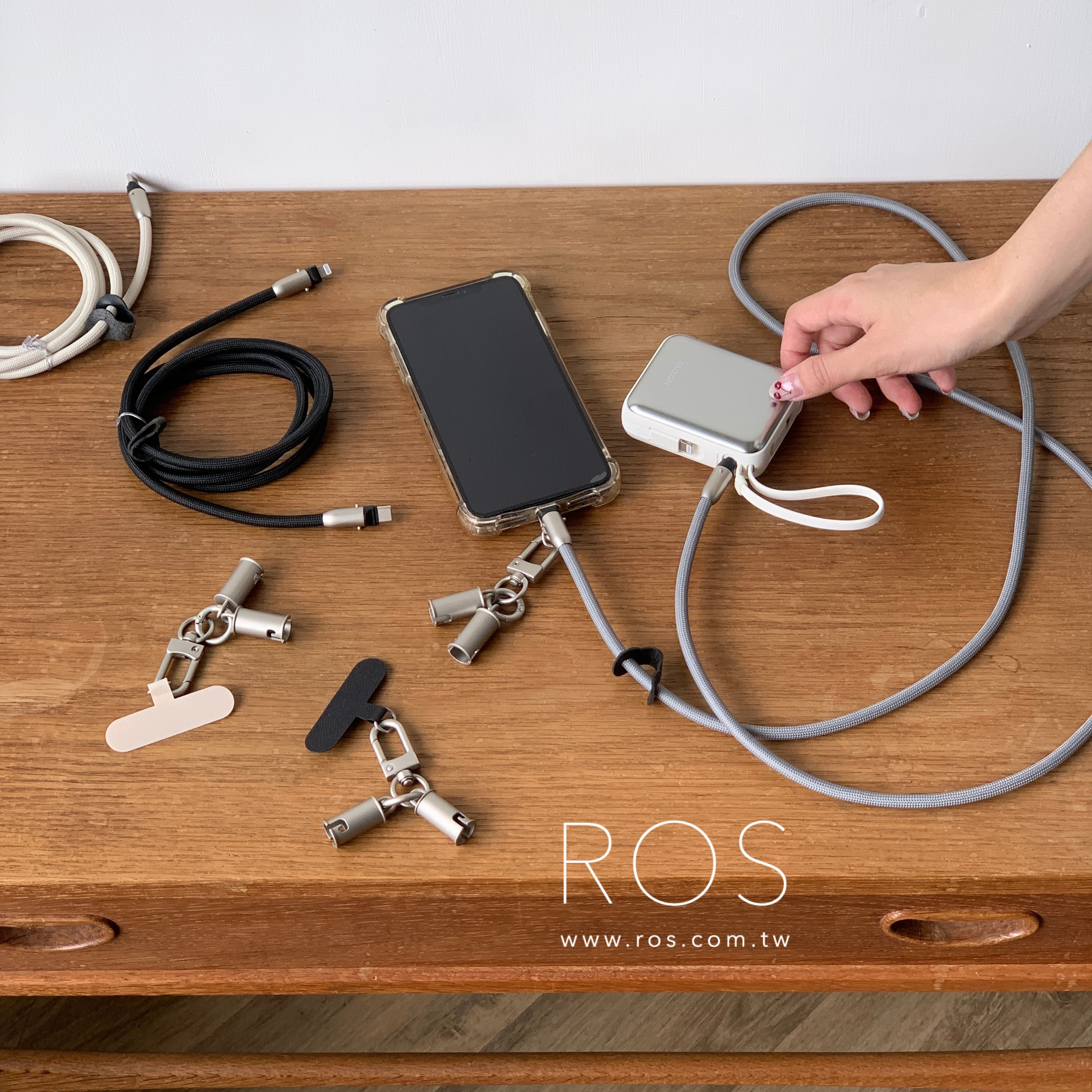 日本限定 3COINS 充電線型手機掛繩(3colors)