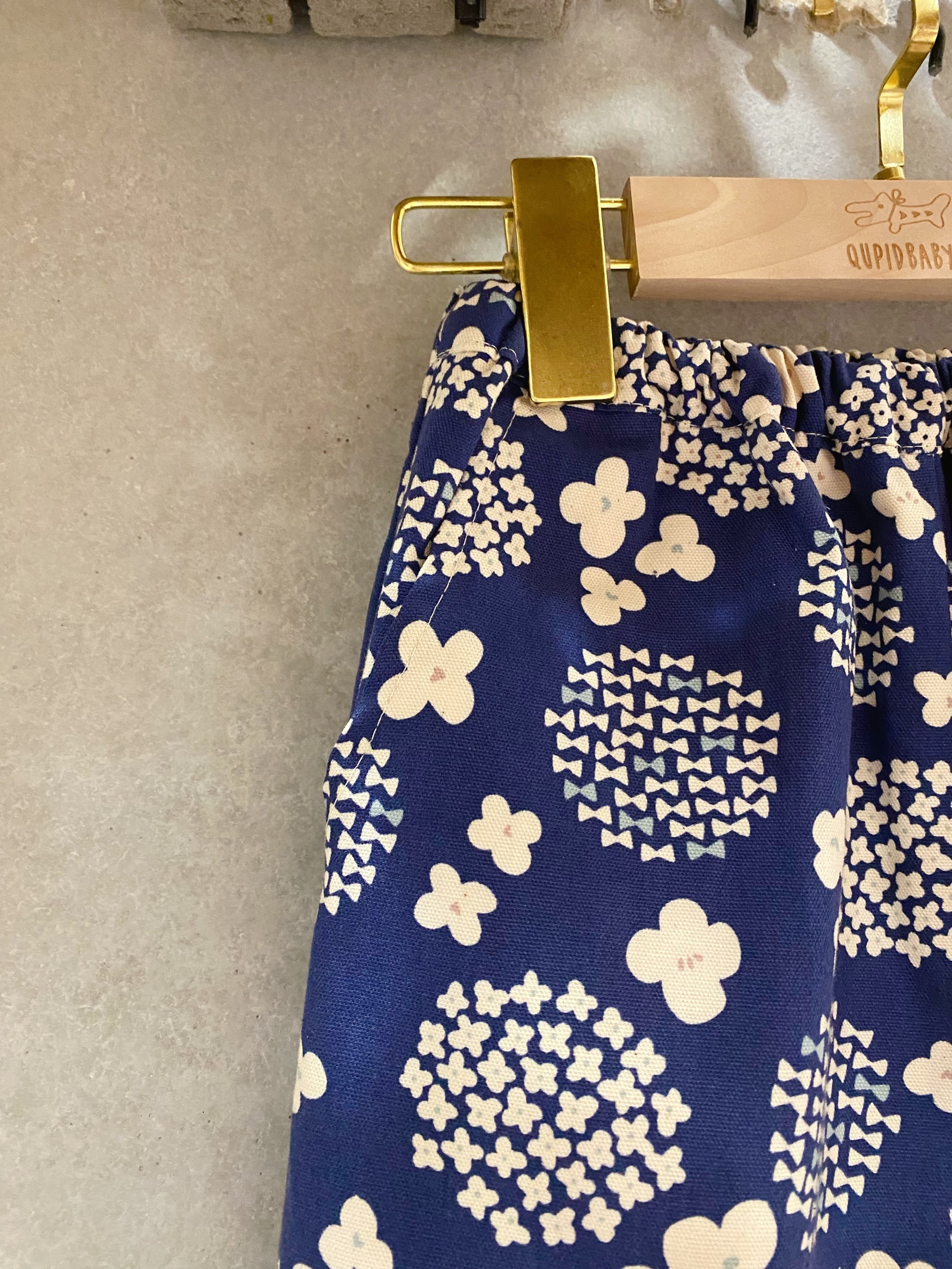 藍底繡球花 口袋長褲 (90)