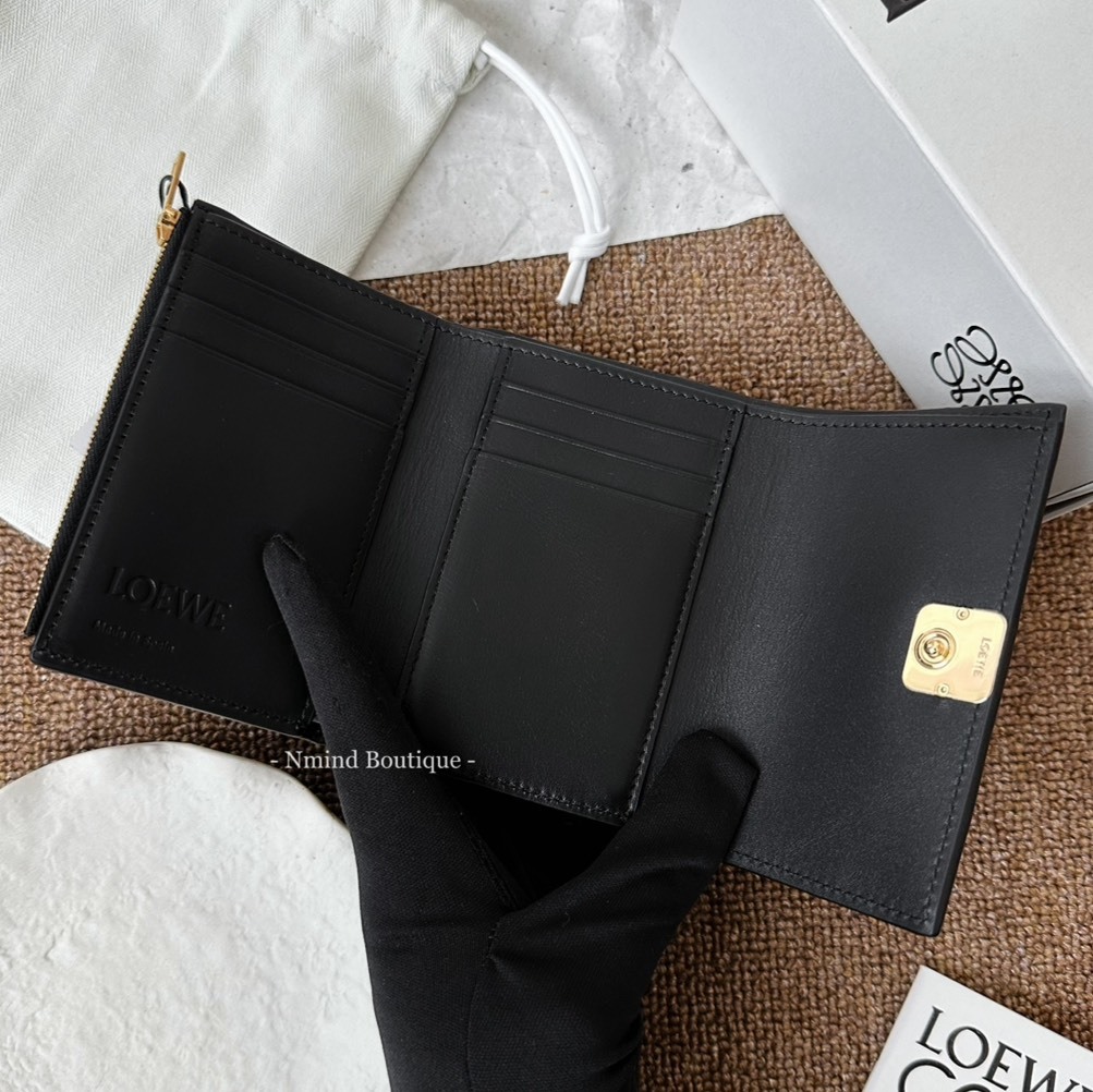 LOEWE Puffer Anagram Small Vertical Wallet In Shiny Nappa Calfskin / Black