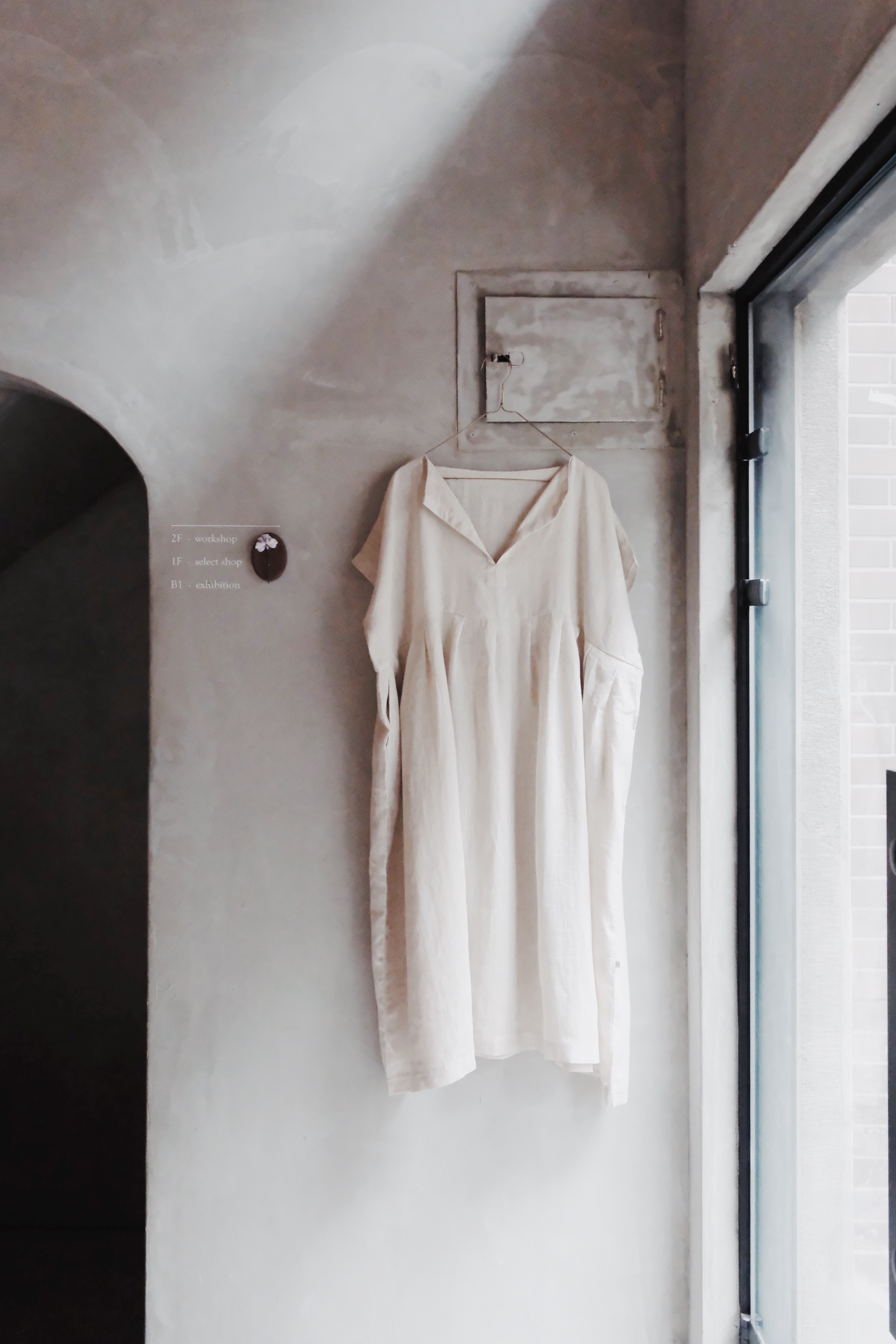 小宅作 miniroof｜山林刺繡寬版洋裝｜米白