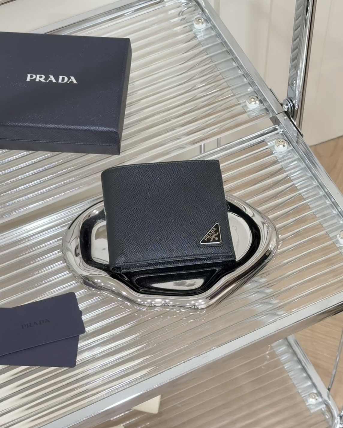 PRADA｜三角標內零錢袋雙折短夾 黑色