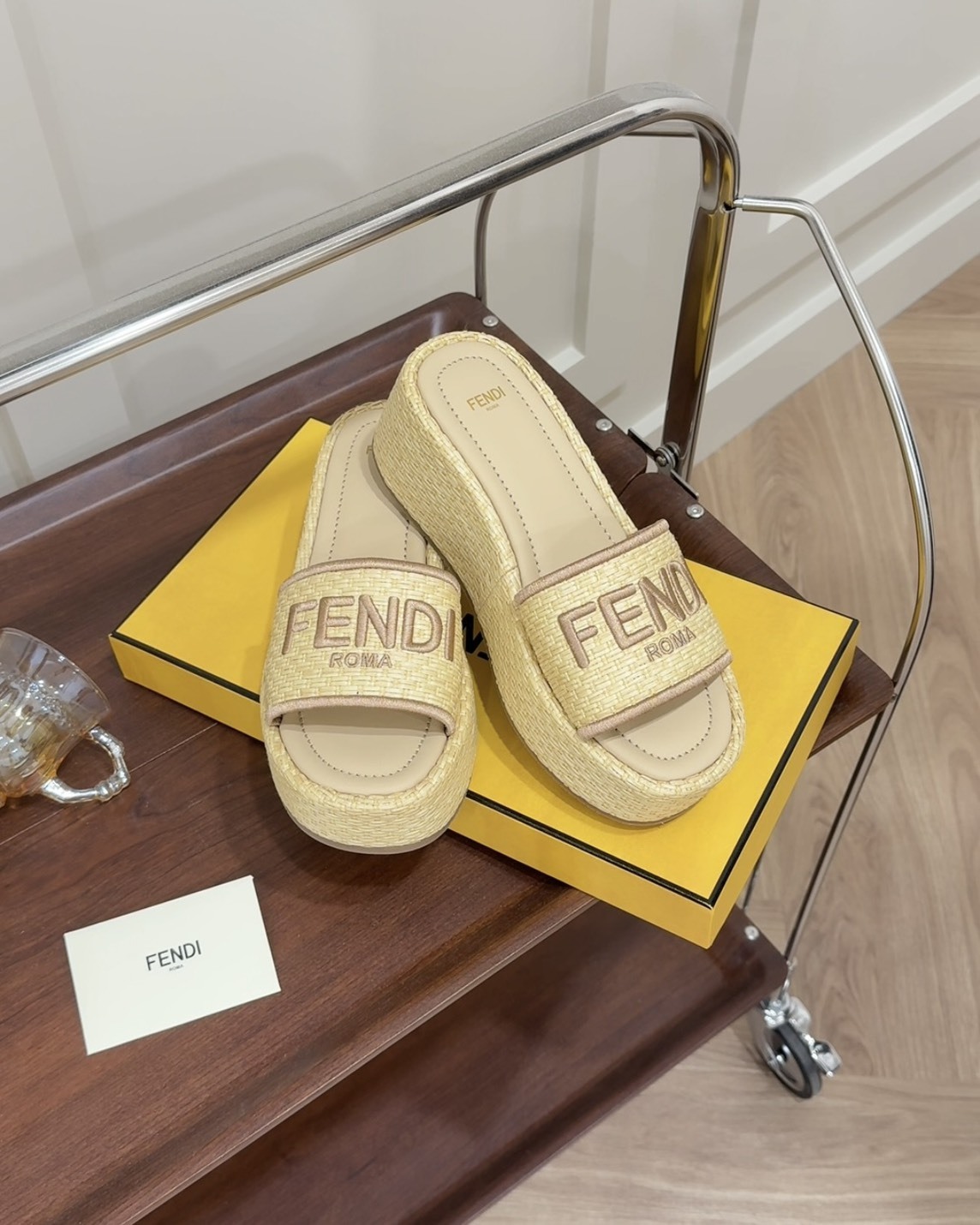 FENDI｜SUNSHINE 酒椰棕櫚葉纖維厚跟草編厚底拖鞋 米色