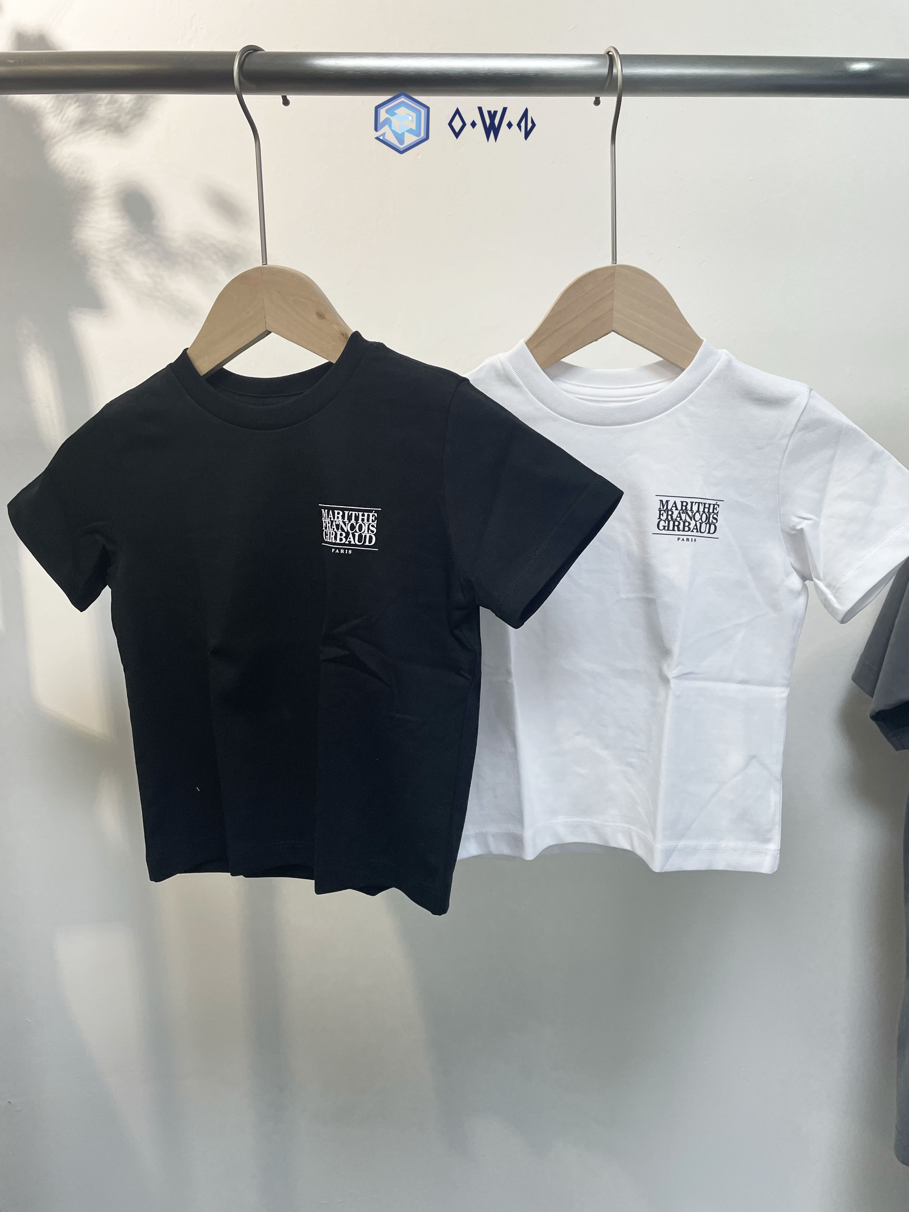 【OWN】MARITHÉ FRANÇOIS GIRBAUD 兒童上衣 童裝 涼感材質 夏季新品 舒適 短袖上衣 小孩 幼童 中童 大童 黑色 白色 兩件一組