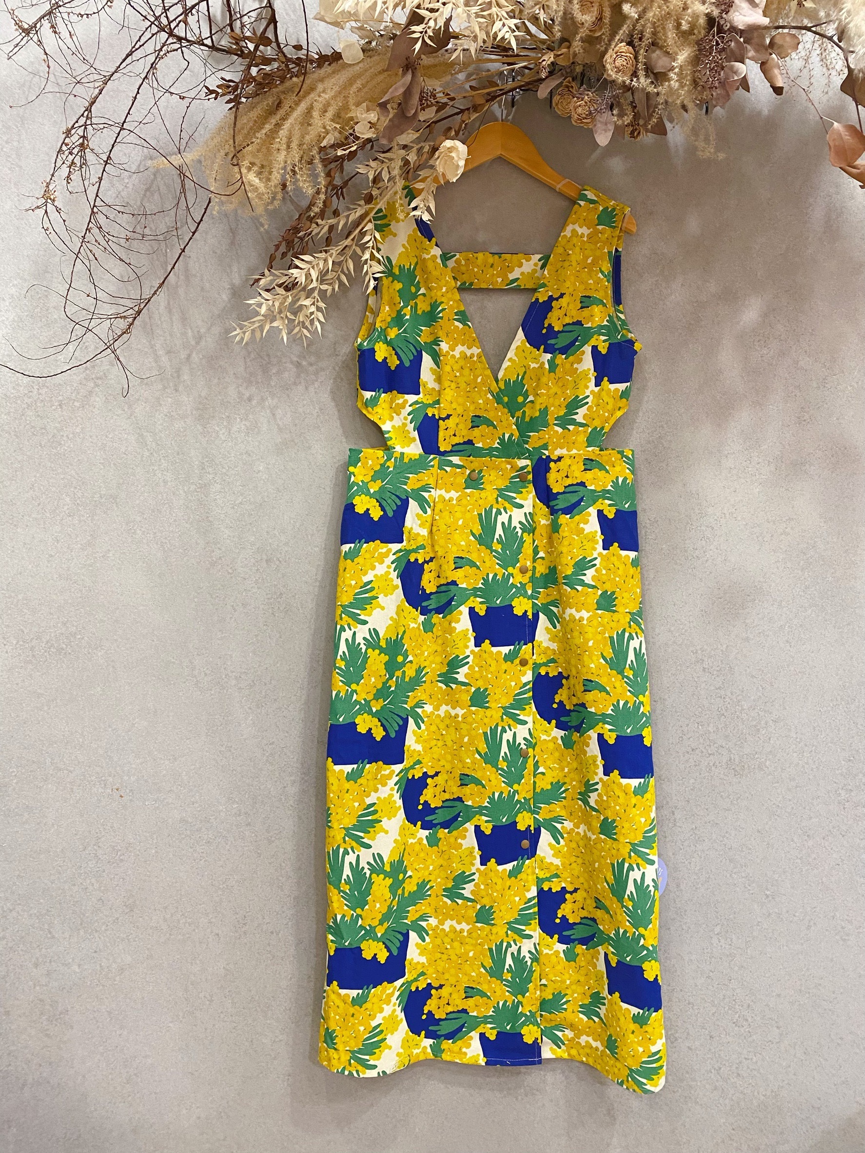 藍盆栽黃花卉 媽咪側鏤空排釦長洋裝