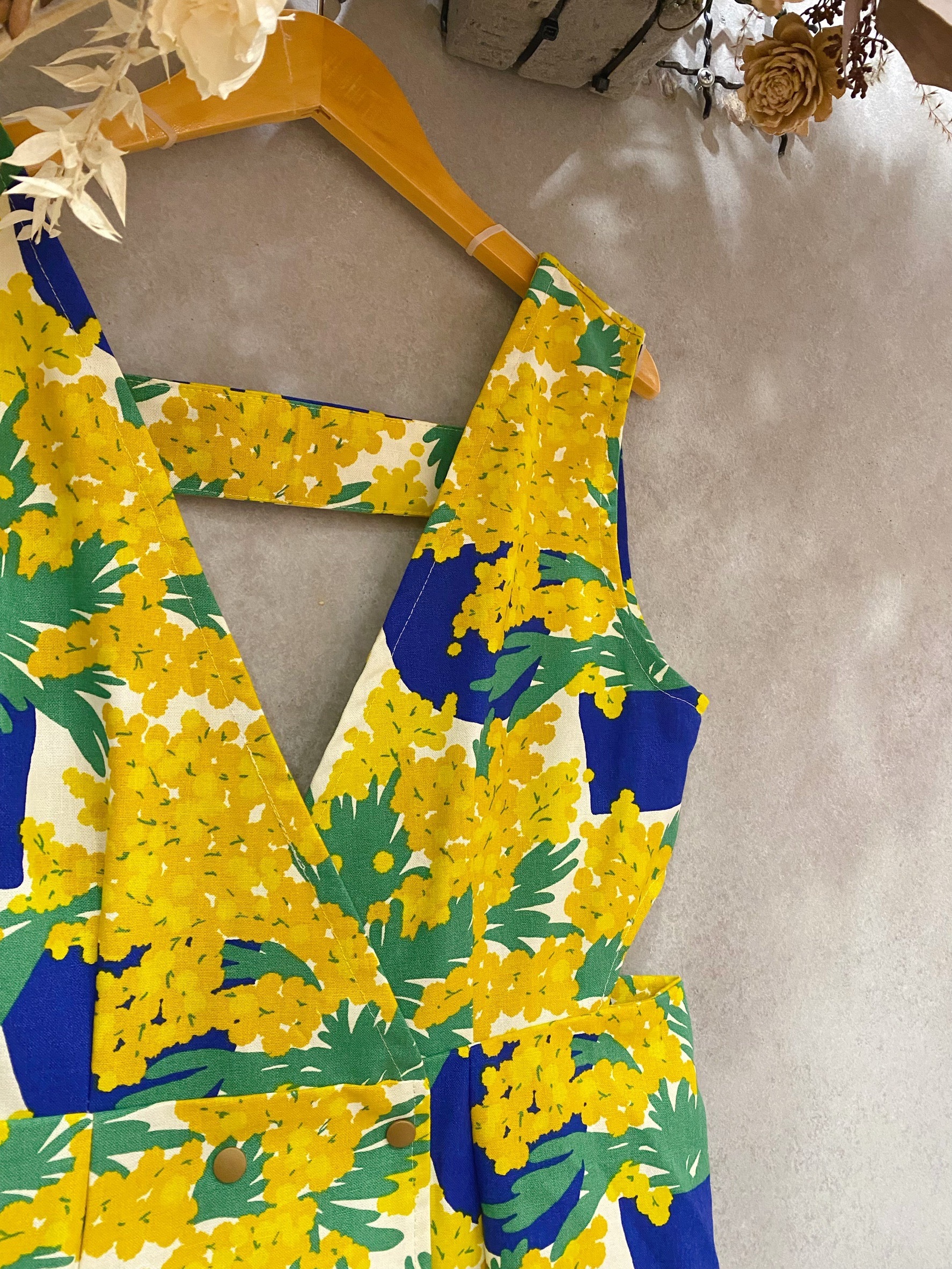 藍盆栽黃花卉 媽咪側鏤空排釦長洋裝