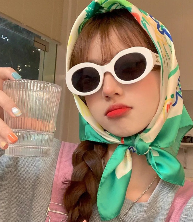 Vintage Retro Cat-Eye Sunglasses with Soft Leather Pouch