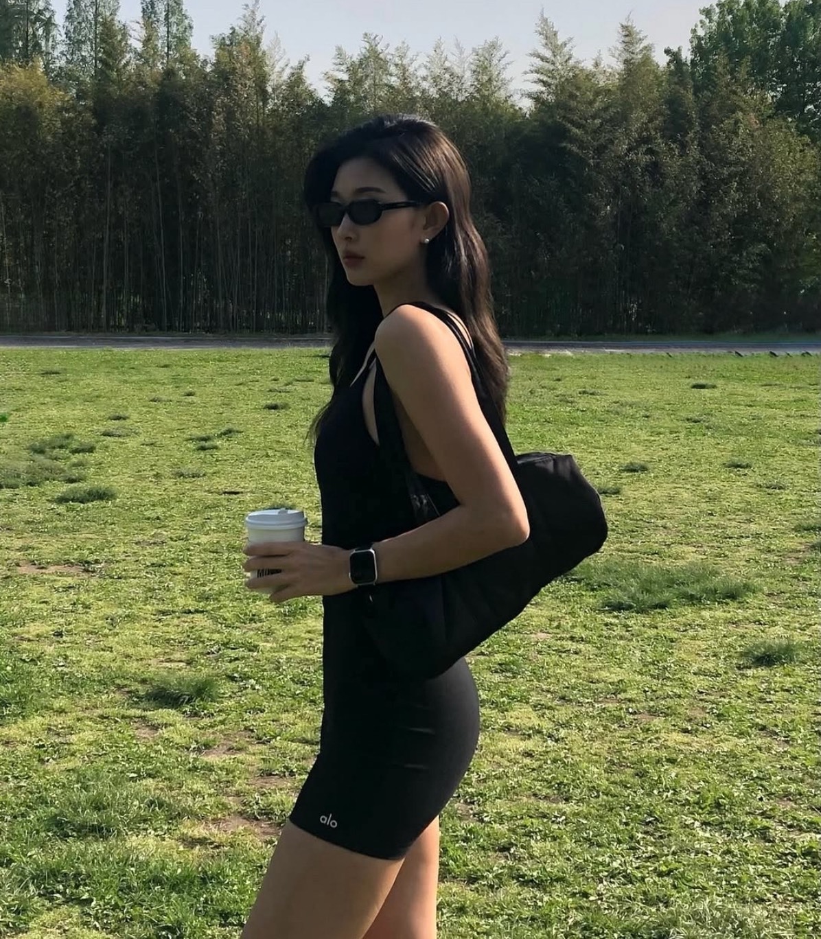 Alo Yoga 女款 純色V領連身褲 舒適修身 休閒瑜珈服 運動連體衣 懶人穿搭神器 Jun25