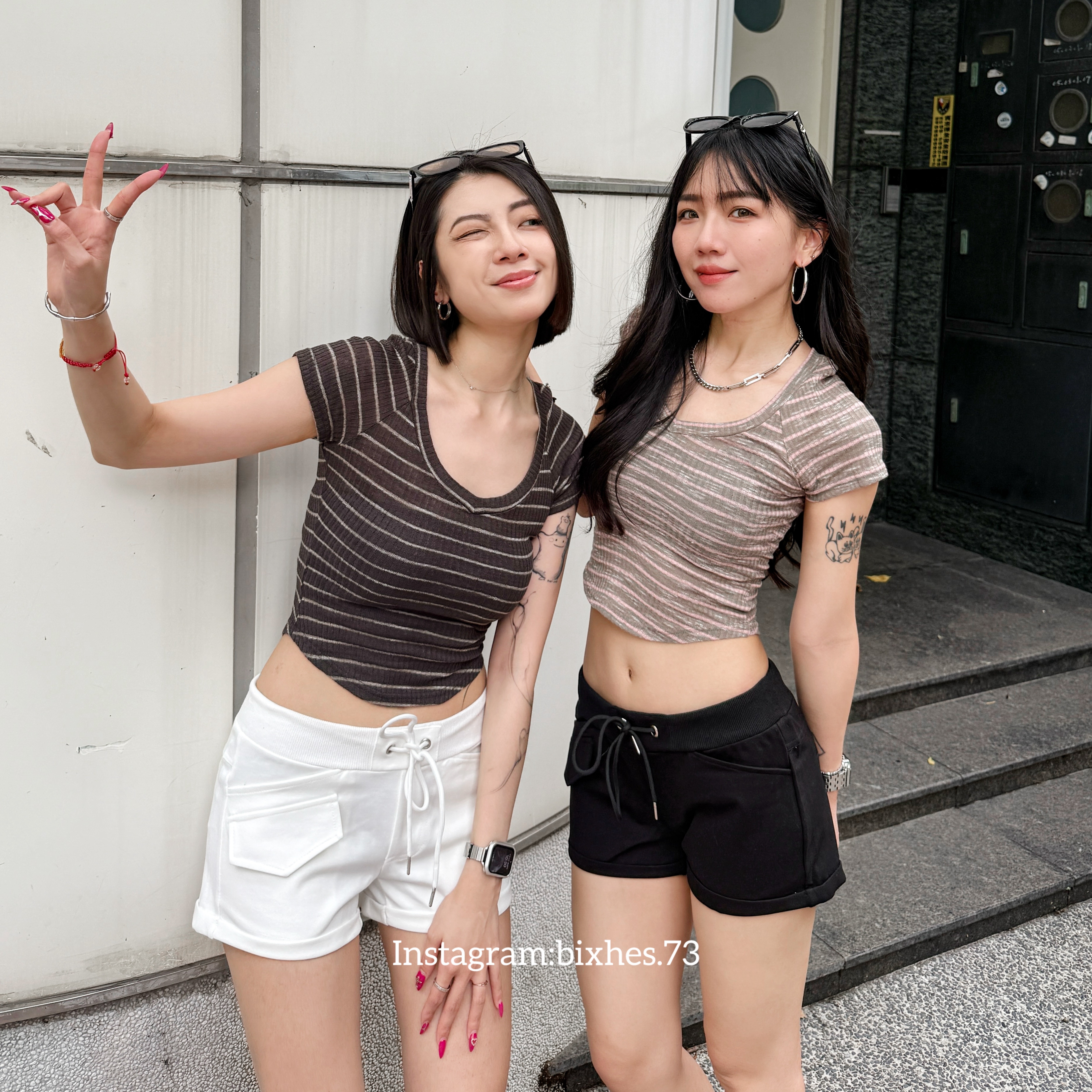 歐美超彈條紋V領短T(A00116)