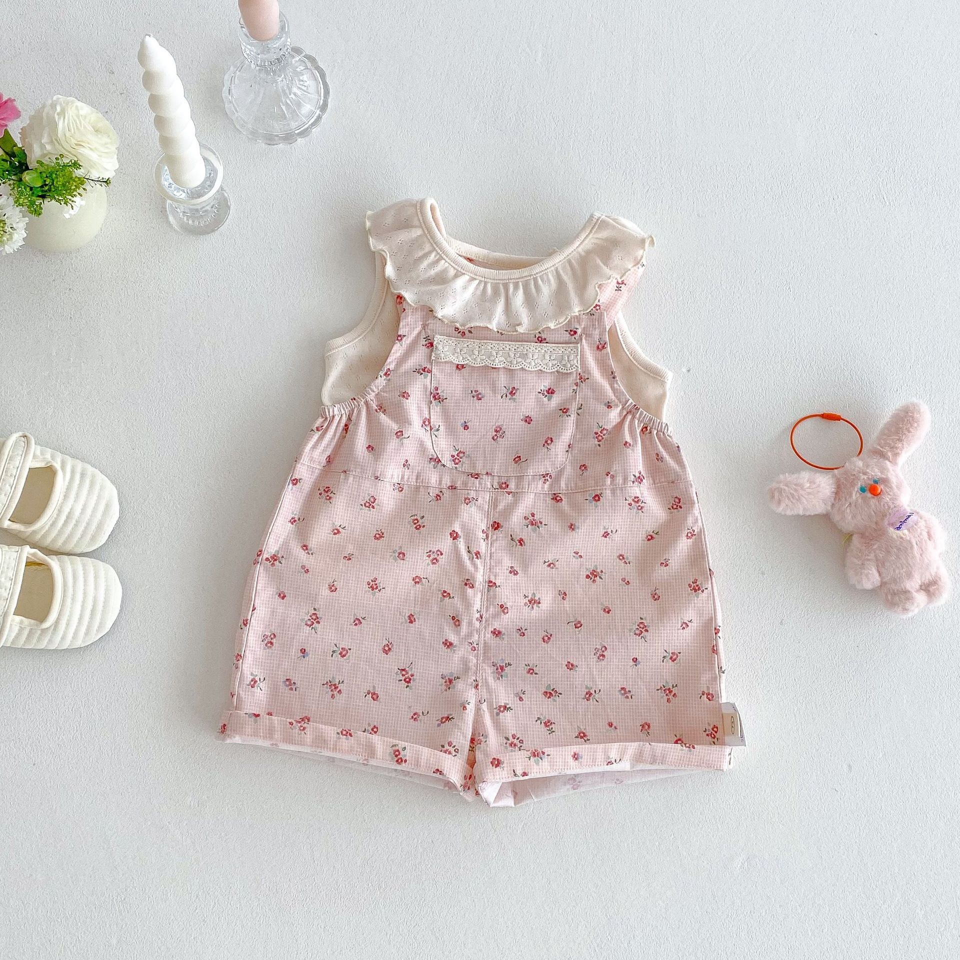 米白翻領背心+粉色碎花吊帶褲