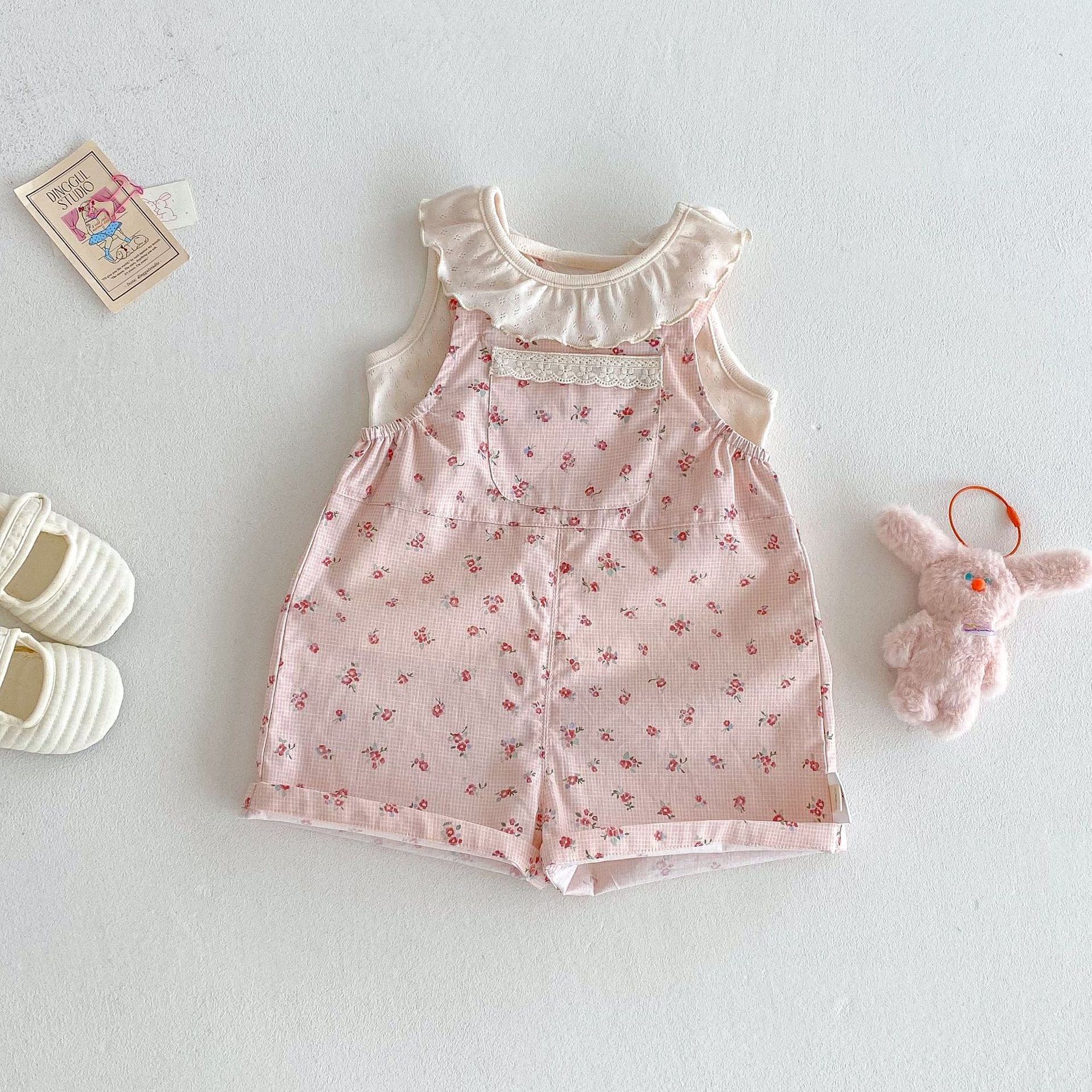 米白翻領背心+粉色碎花吊帶褲