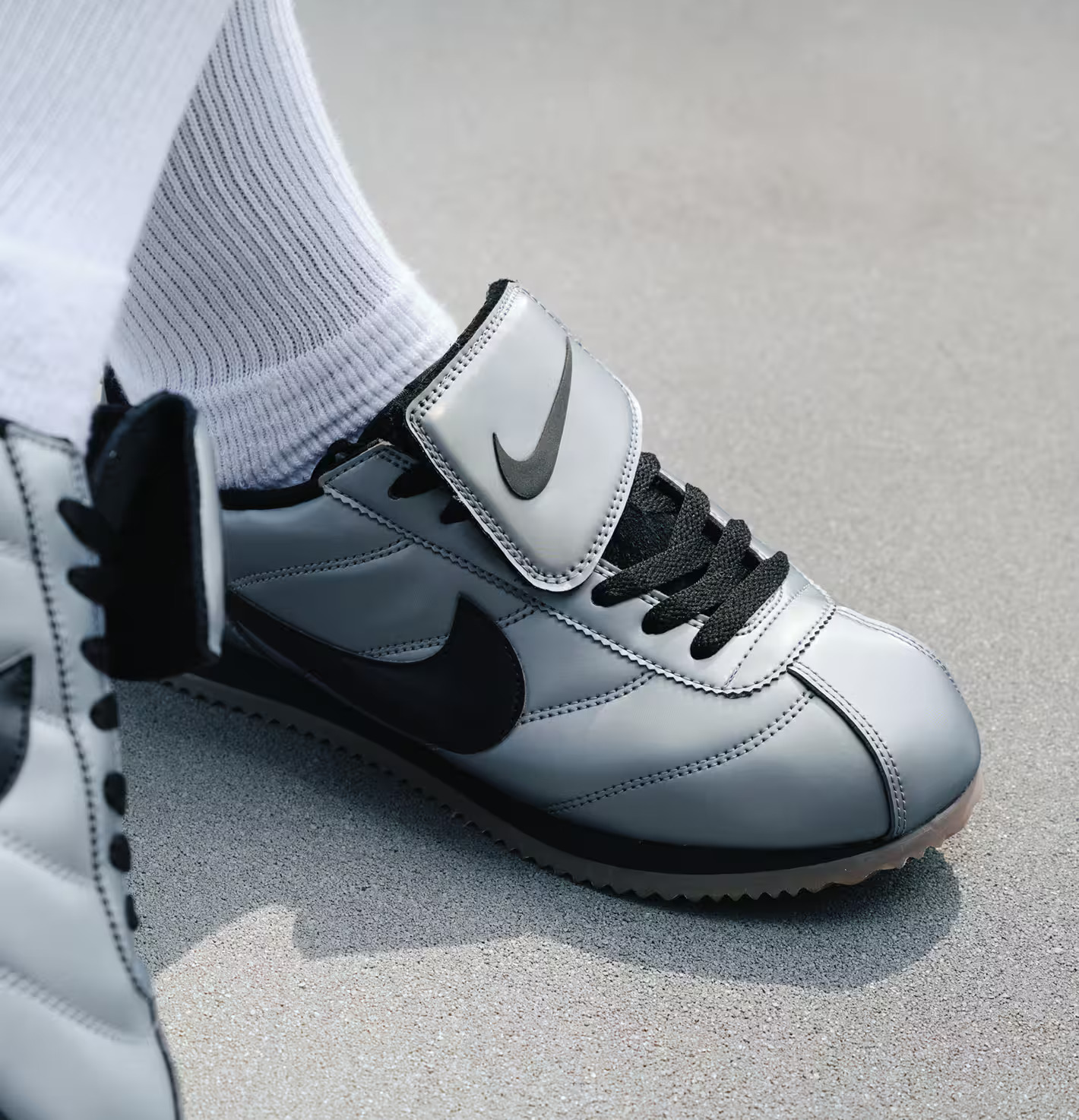 <日本限定!> NIKE CORTEZ SE 翻領鞋舌 休閒鞋 Y2K 阿甘鞋 焦糖底 復古 銀/黑 HQ3490-099 IM4843-010