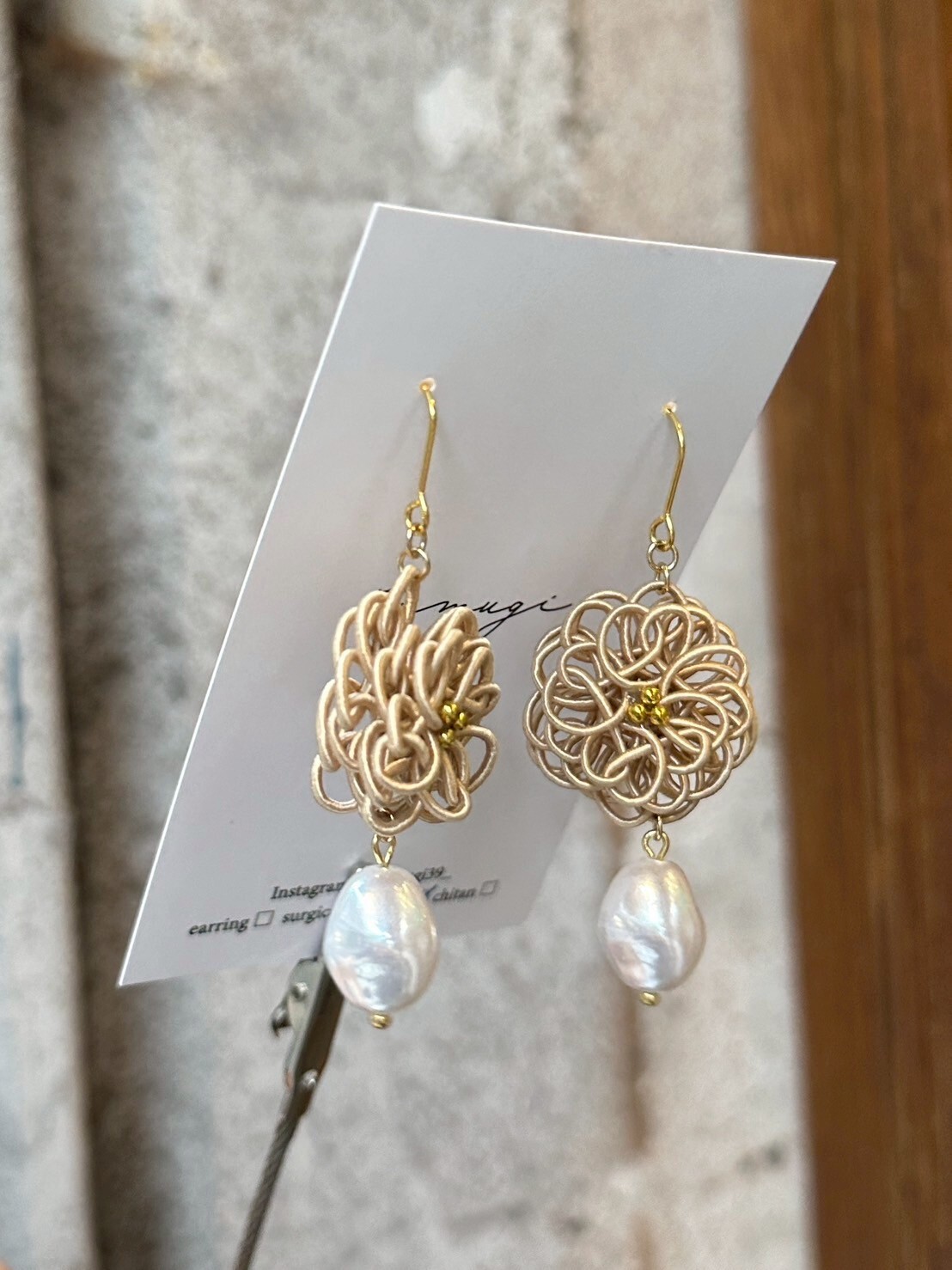 [TUMUGI] 水引絨球花x淡水珍珠耳環 | 米色 | 耳針 | NO.138