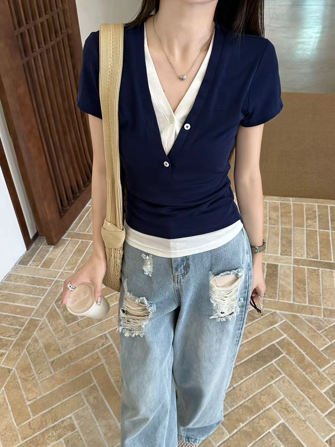 Nellie&Co.舒柔V領假兩件式上衣(特價)