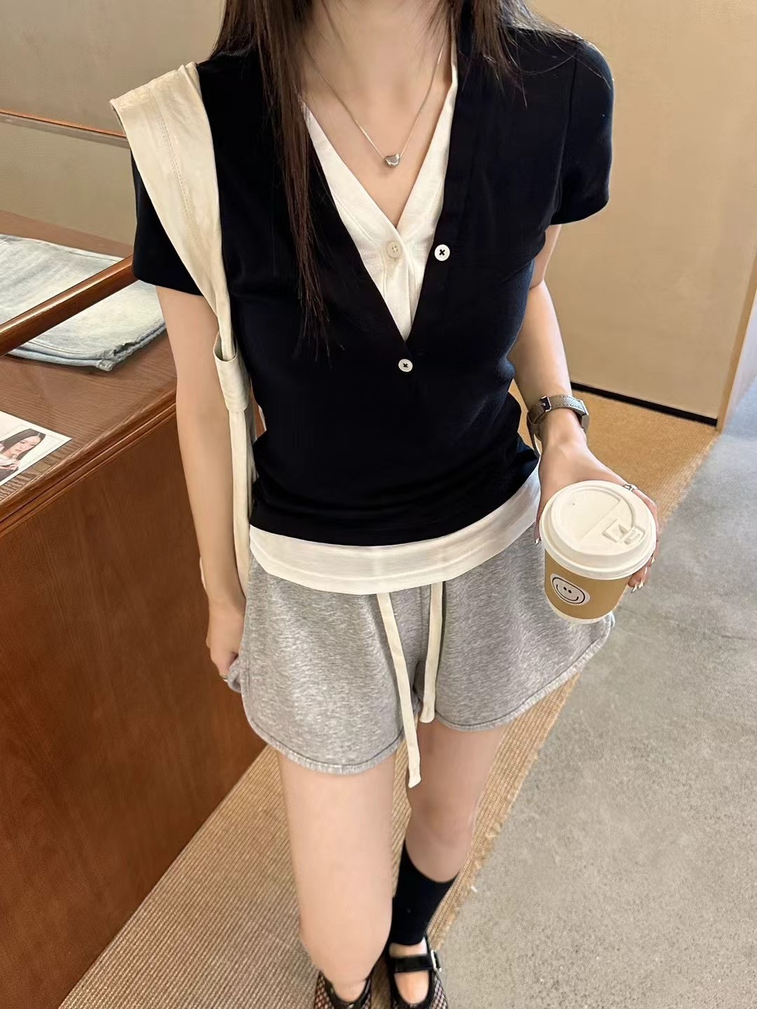 Nellie&Co.舒柔V領假兩件式上衣(特價)