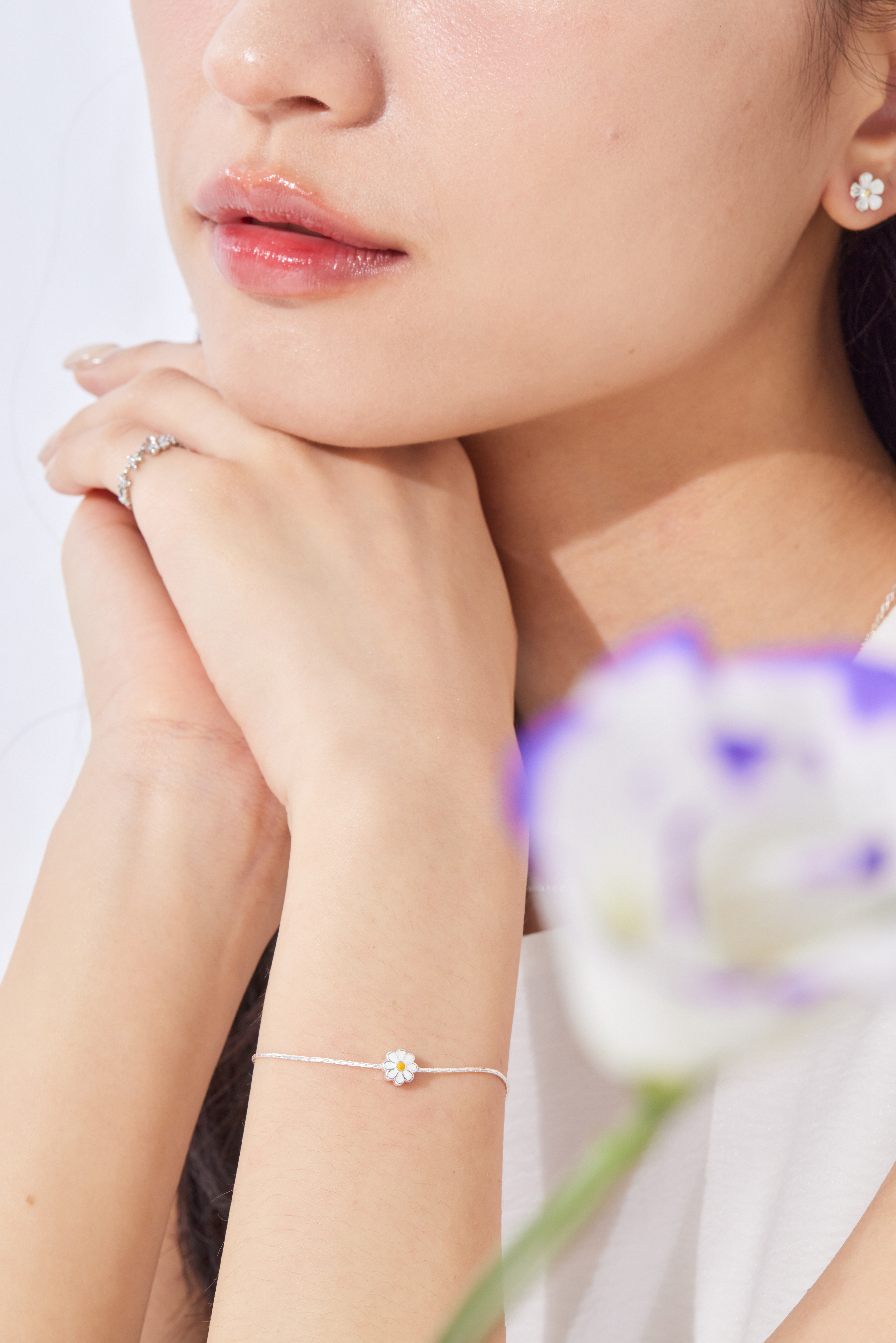 模特靜態特寫照，雛菊花朵細節清晰可見