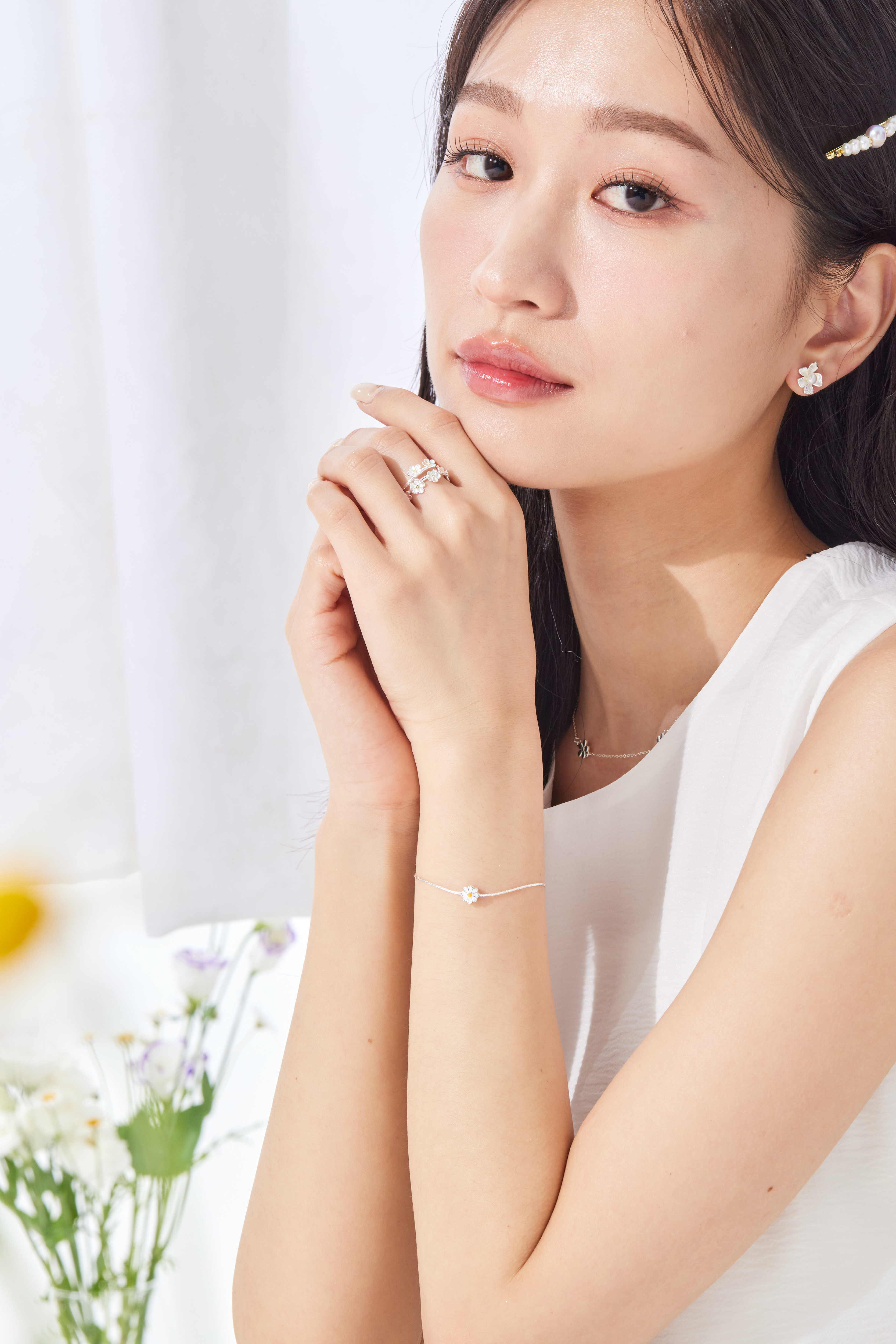 模特室內自然光線照，手鍊閃耀細膩銀光