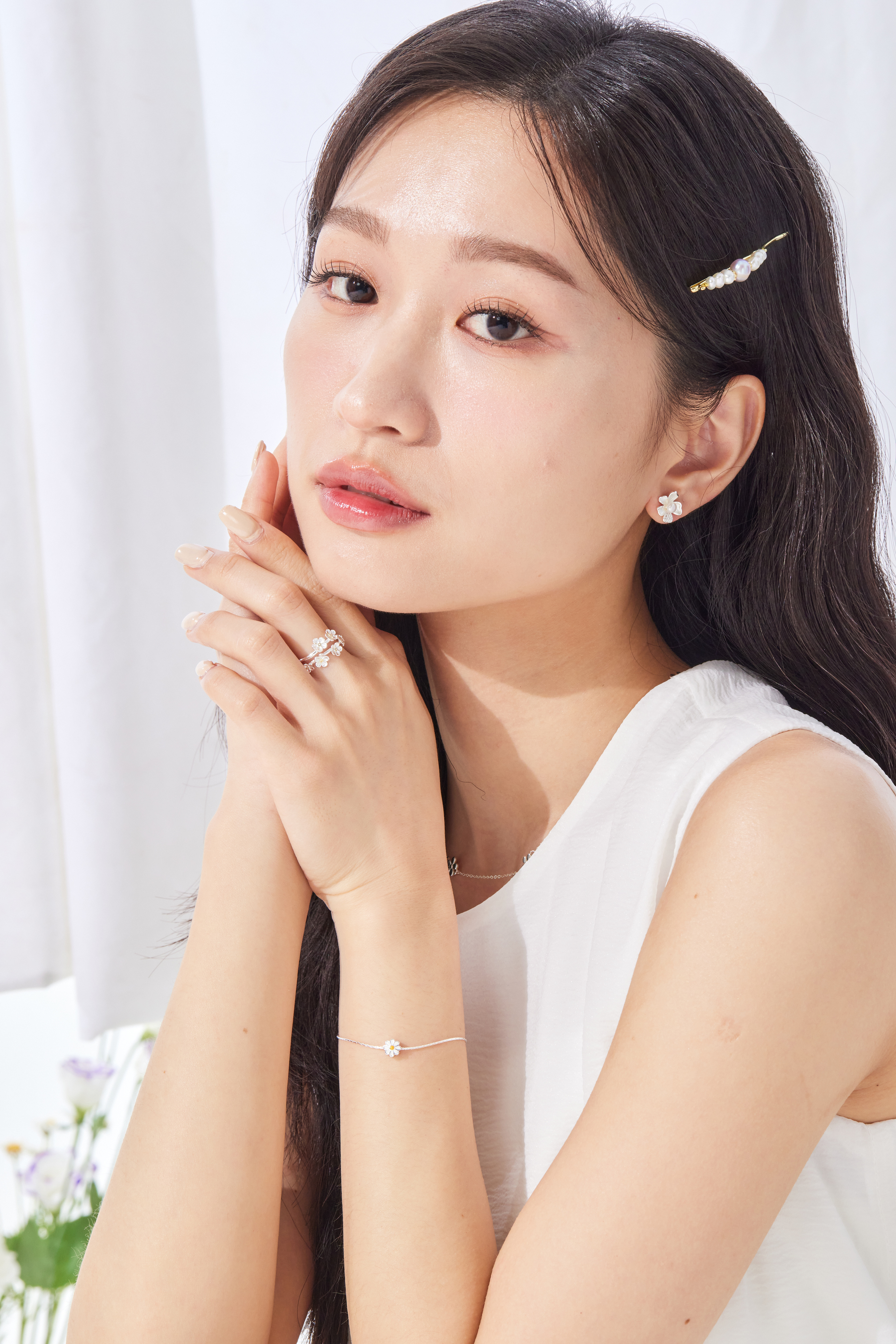 模特擺拍照，呈現雛菊手鍊和其他飾品的搭配